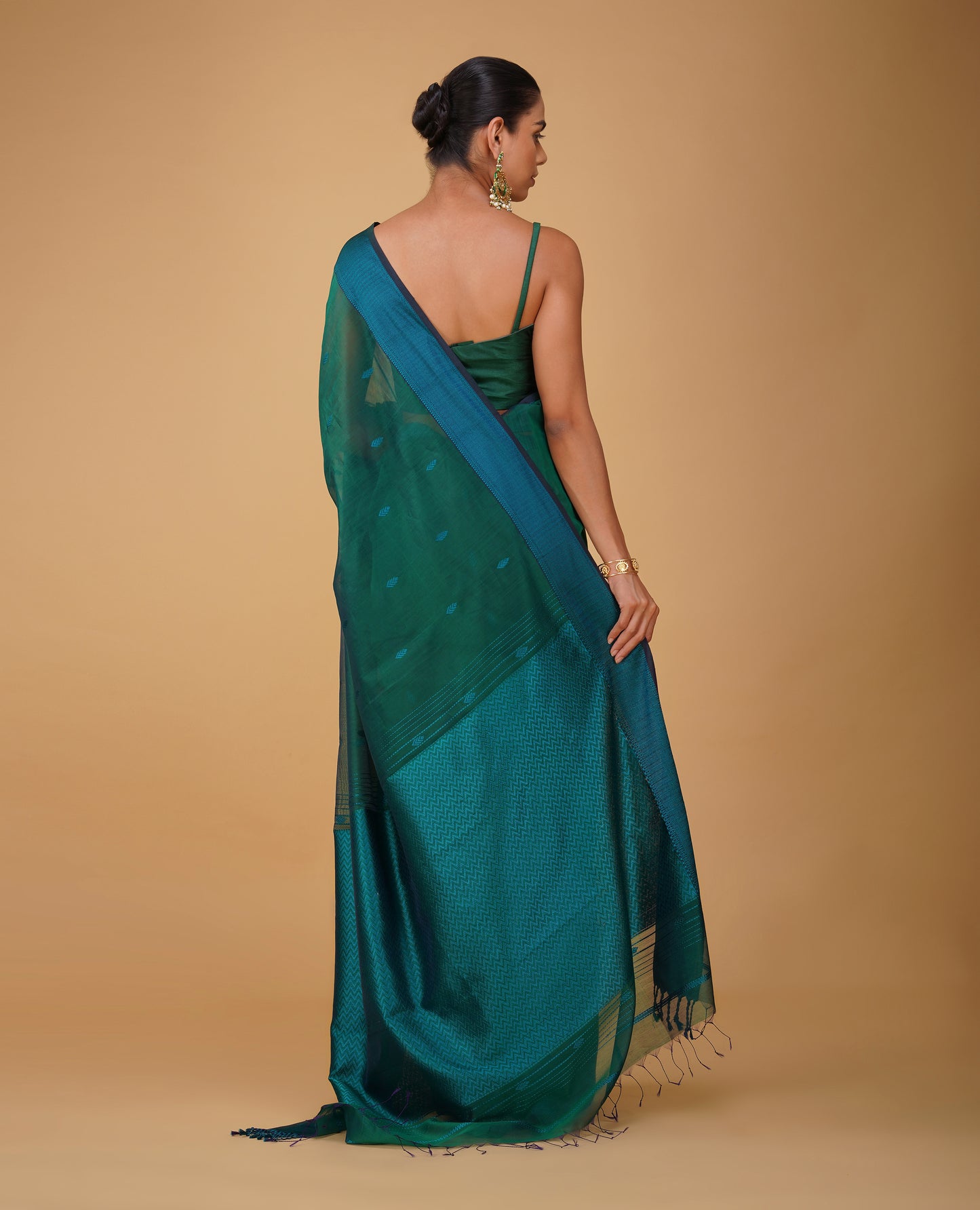 BOTTLE GREEN MAHESHWARI SAREE WITH PEACOCK BLUE RESHAM BORDER & PALLA