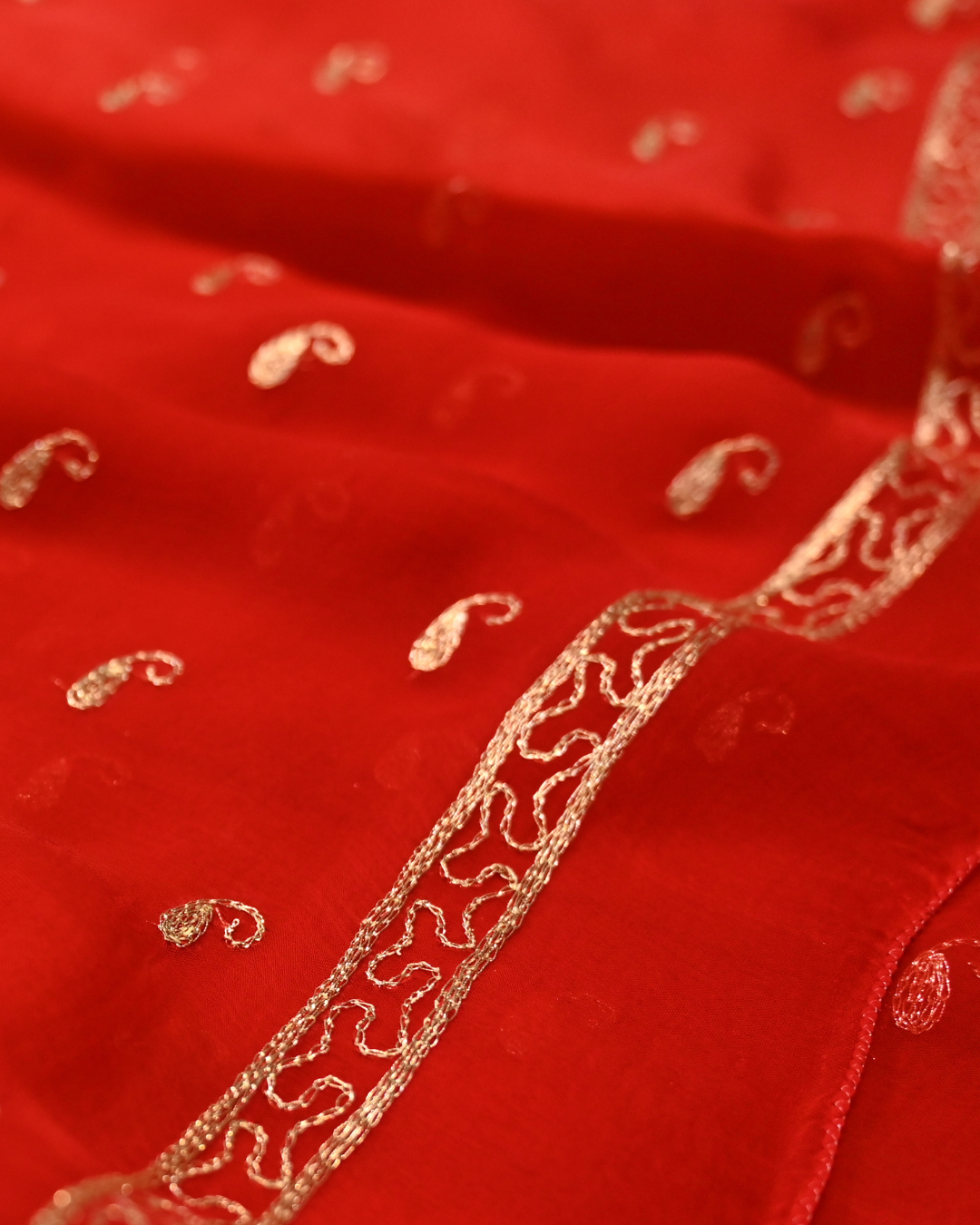SHADED RED COLOUR, 30 GRAM, PLANT CHIFFON SAREE WITH AARI EMBROIDERY
