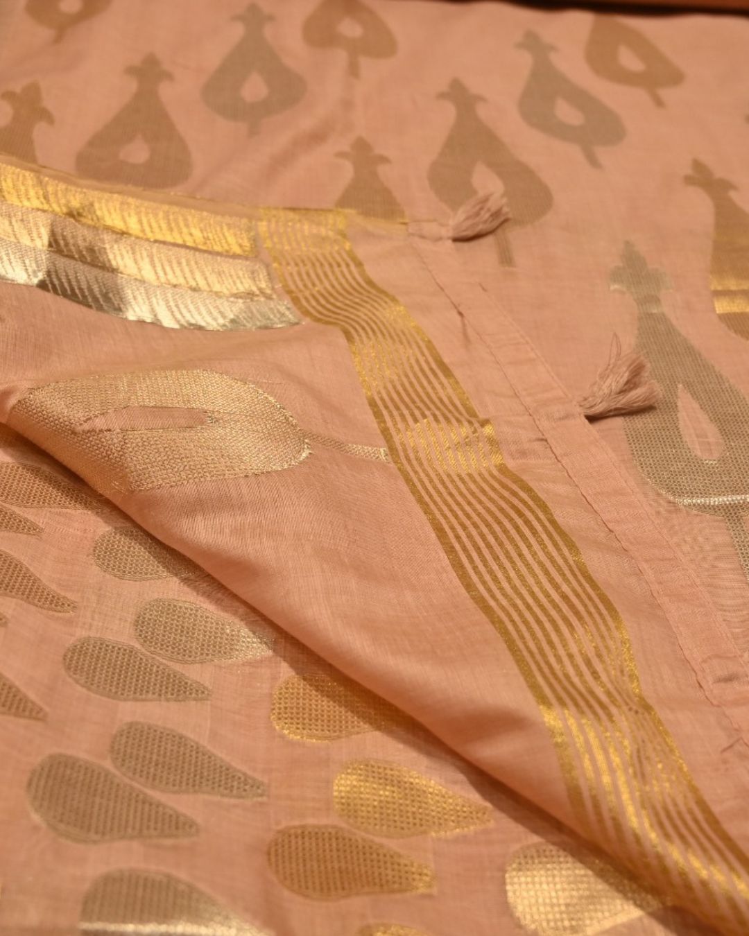DUSTY ROSE MUNGA CHANDERI SAREE WITH TEMPLE BORDER AND SILVER-GOLDEN BOOTIES