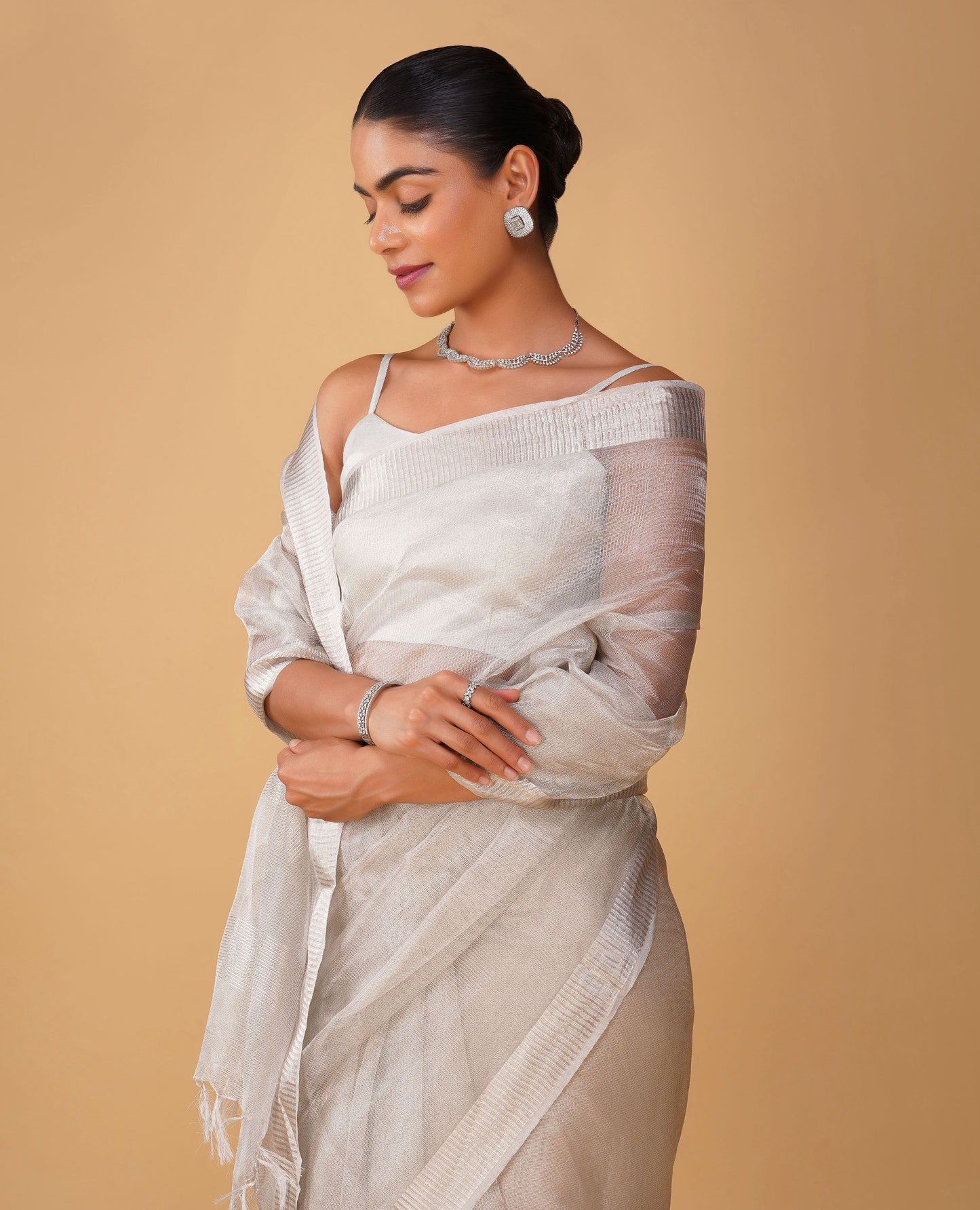 SILVER MOCK LENO WEAVE MAHESHWARI SAREE WITH PIANO PATTERN DRILL BORDER & SELF-PRINTED BLOUSE