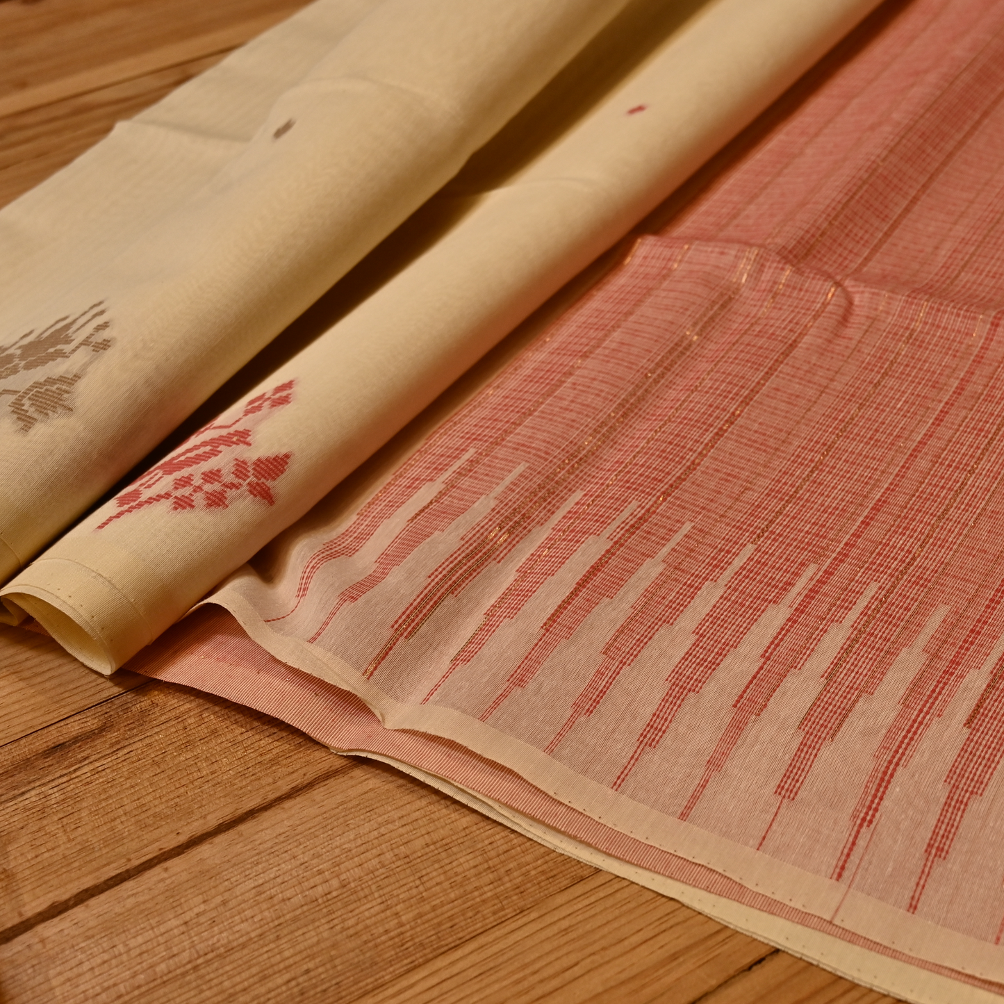 IVORY JAMDANI DHAKAI COTTON SAREE WITH PEACH BORDER PALLA