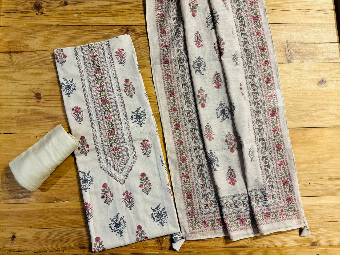 IVORY COLOUR MUNGA COTTON BLOCK PRINTED UNSTITCHED SUIT ( DRESS MATERIAL)