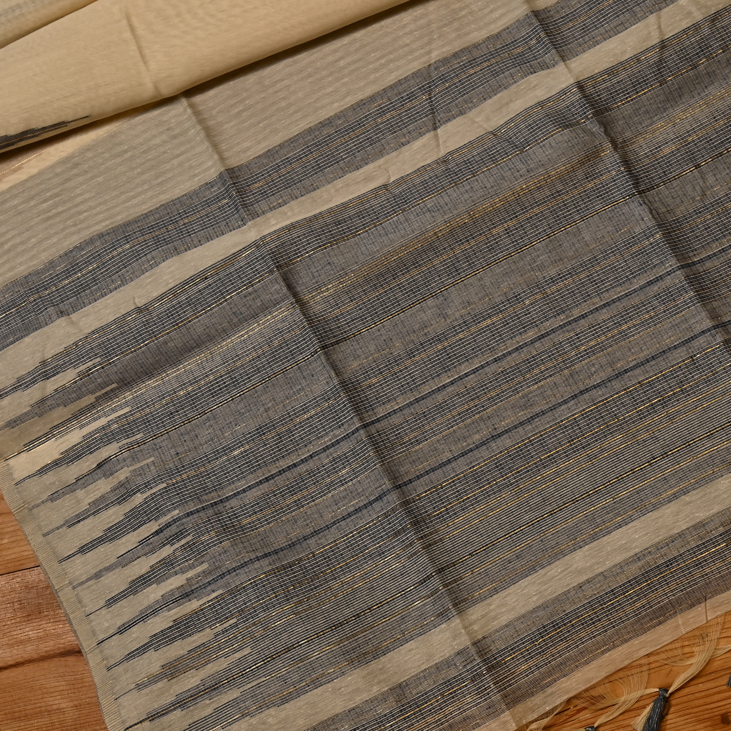 IVORY JAMDANI DHAKAI COTTON SAREE WITH CHARCOAL GREY BORDER PALLA