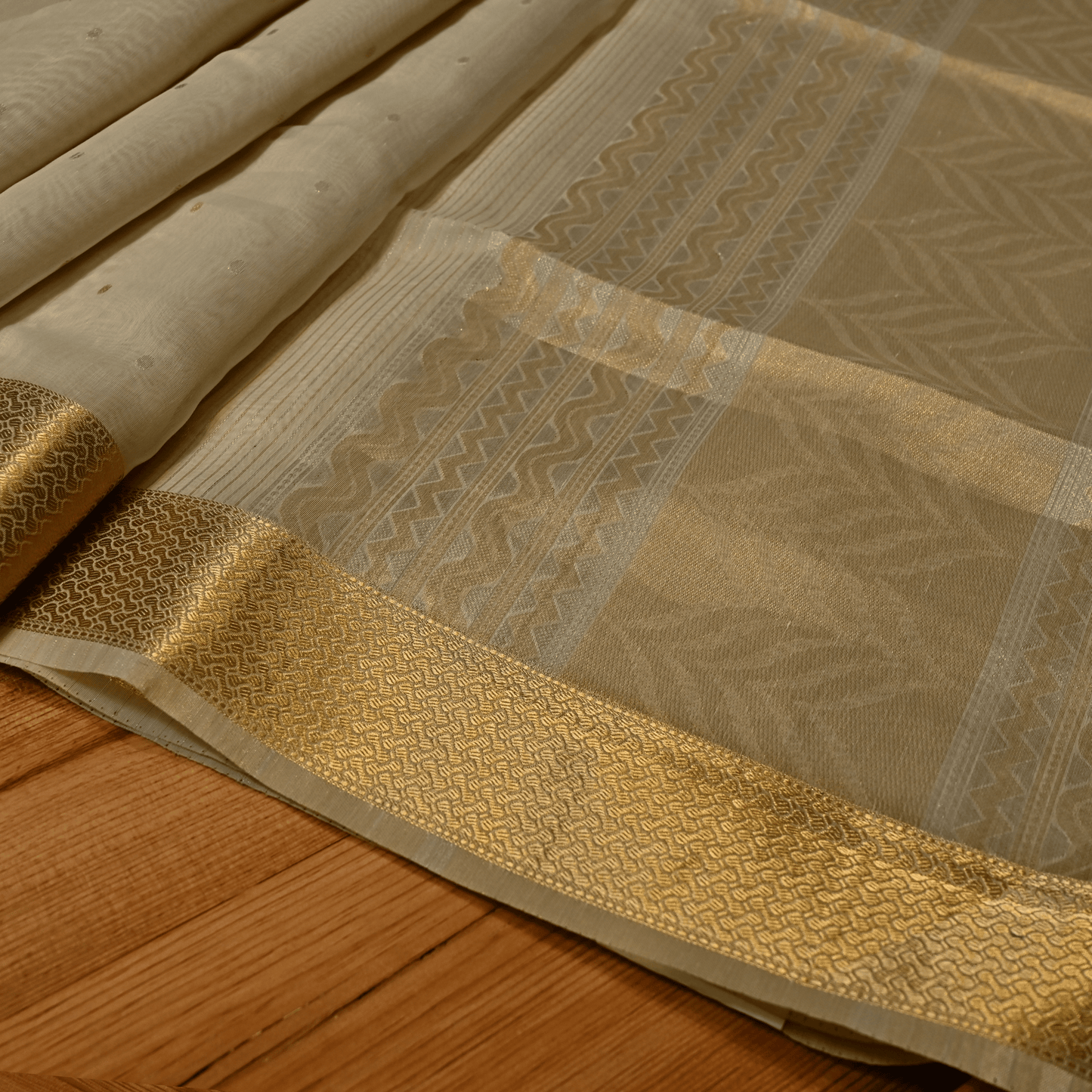 OFF WHITE COLOUR MAHESHWARI MUNGA COTTON SAREE WITH GOLDEN ZARI BORDER PALLA