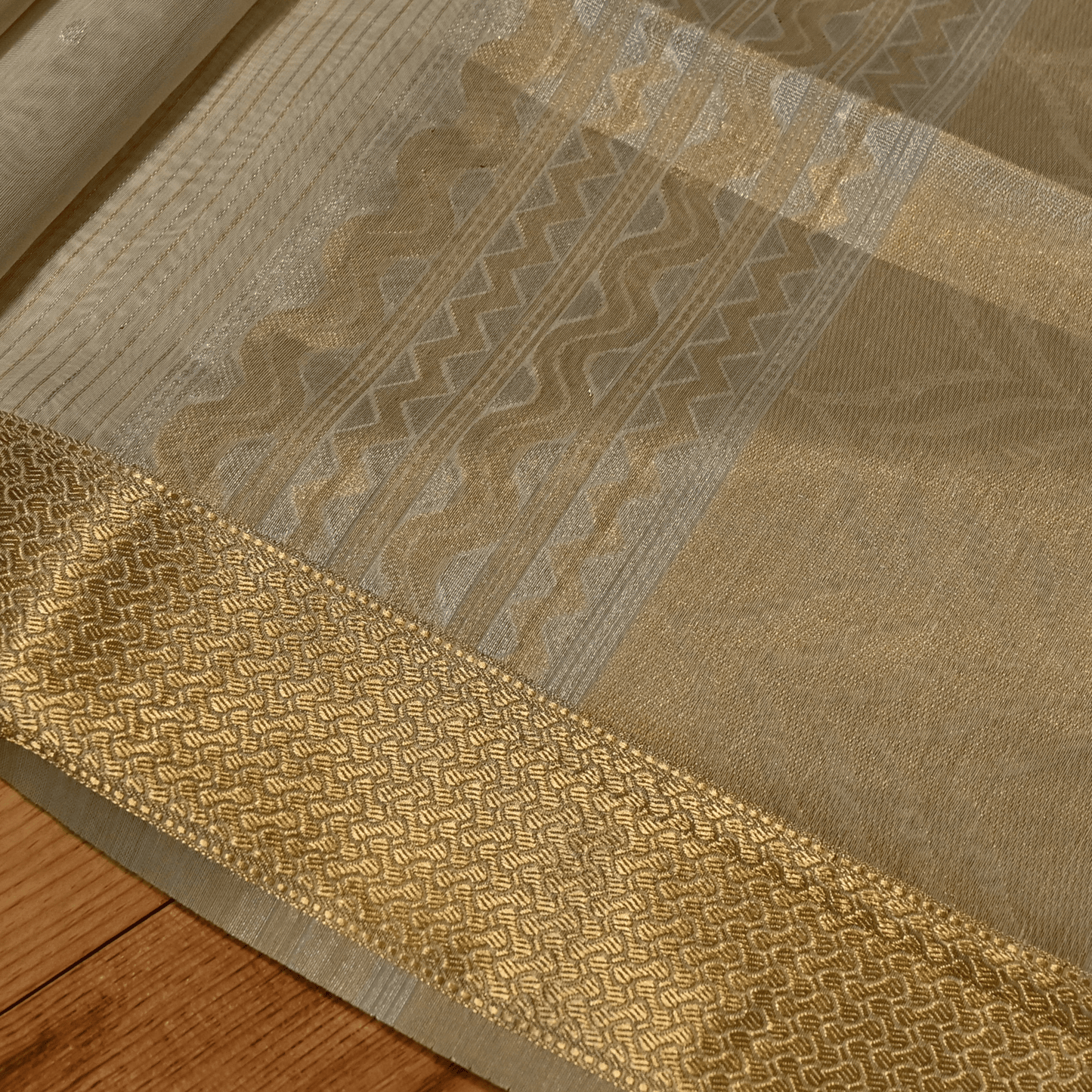 OFF WHITE COLOUR MAHESHWARI MUNGA COTTON SAREE WITH GOLDEN ZARI BORDER PALLA