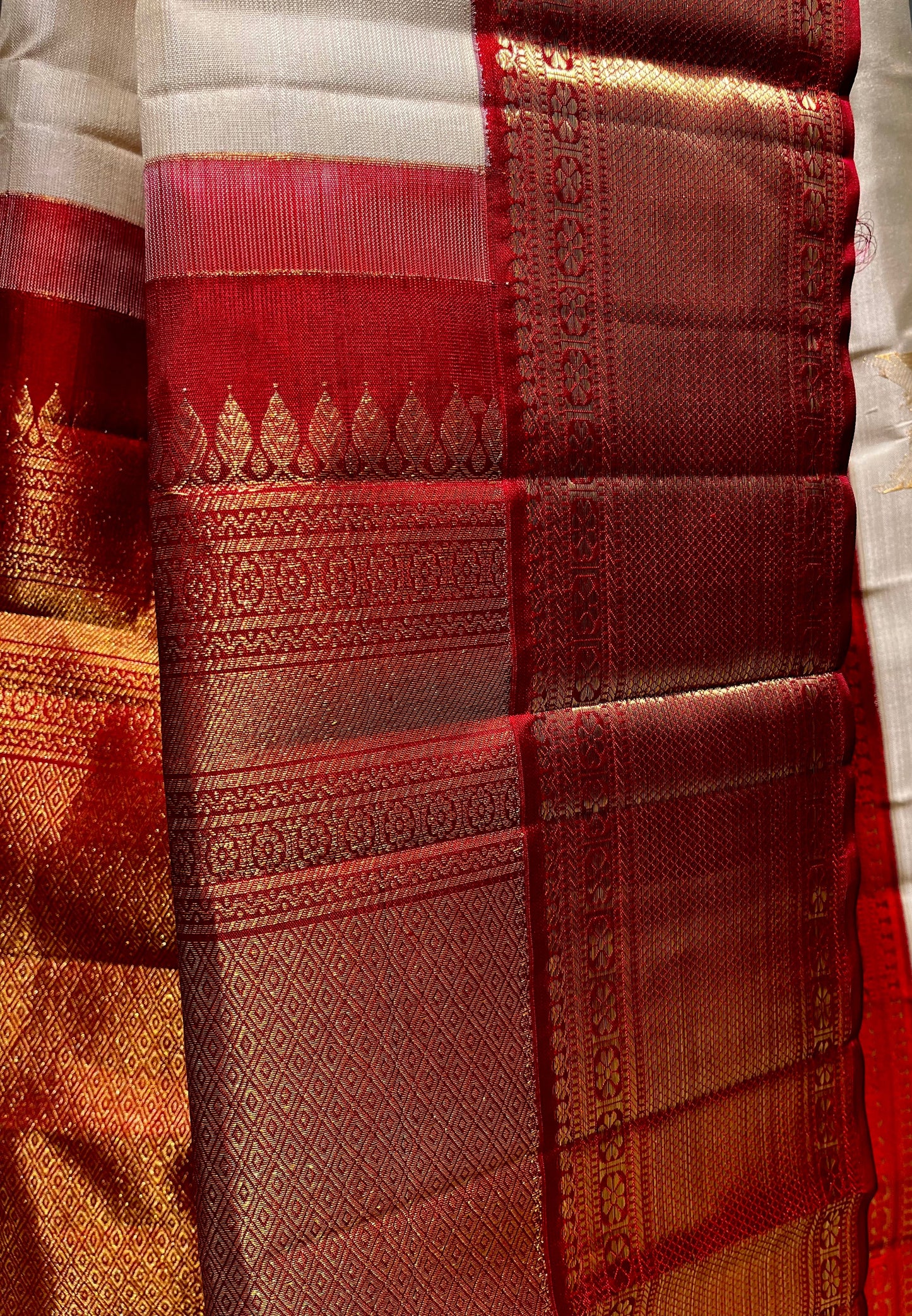 IVORY COLOUR PURE KANJIVARAM SILK SAREE WITH CONTRAST RED PALLA AND BORDER