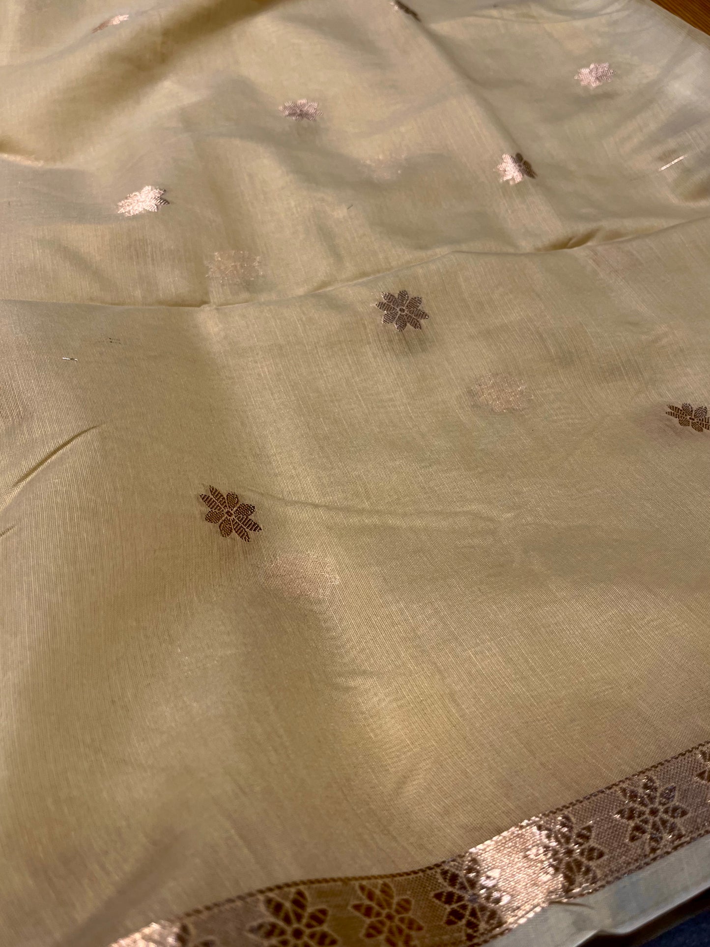 BEIGE COLOUR ART MAHESHWARI SAREE WITH CONTRAST BLOUSE & ZARI BUTTI - Kothari Sons