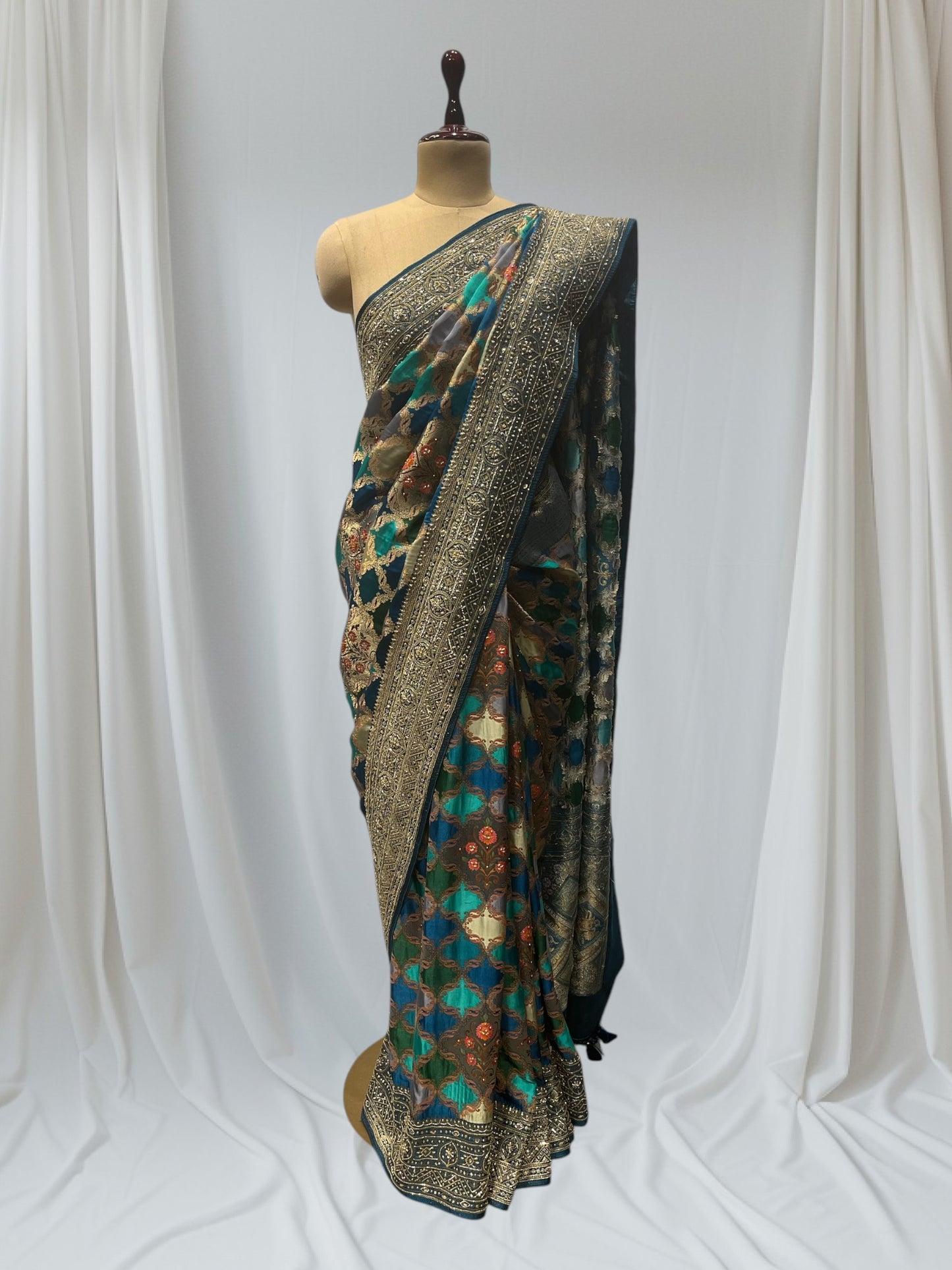 ELEGANTLY CRAFTED MULTI COLOR MODAL SILK SAREE WITH INTRICATE CUTDHANA AND ANTIQUE ZARI WEAVING, A PERFECT BLEND OF TRADITION AND LUXURY