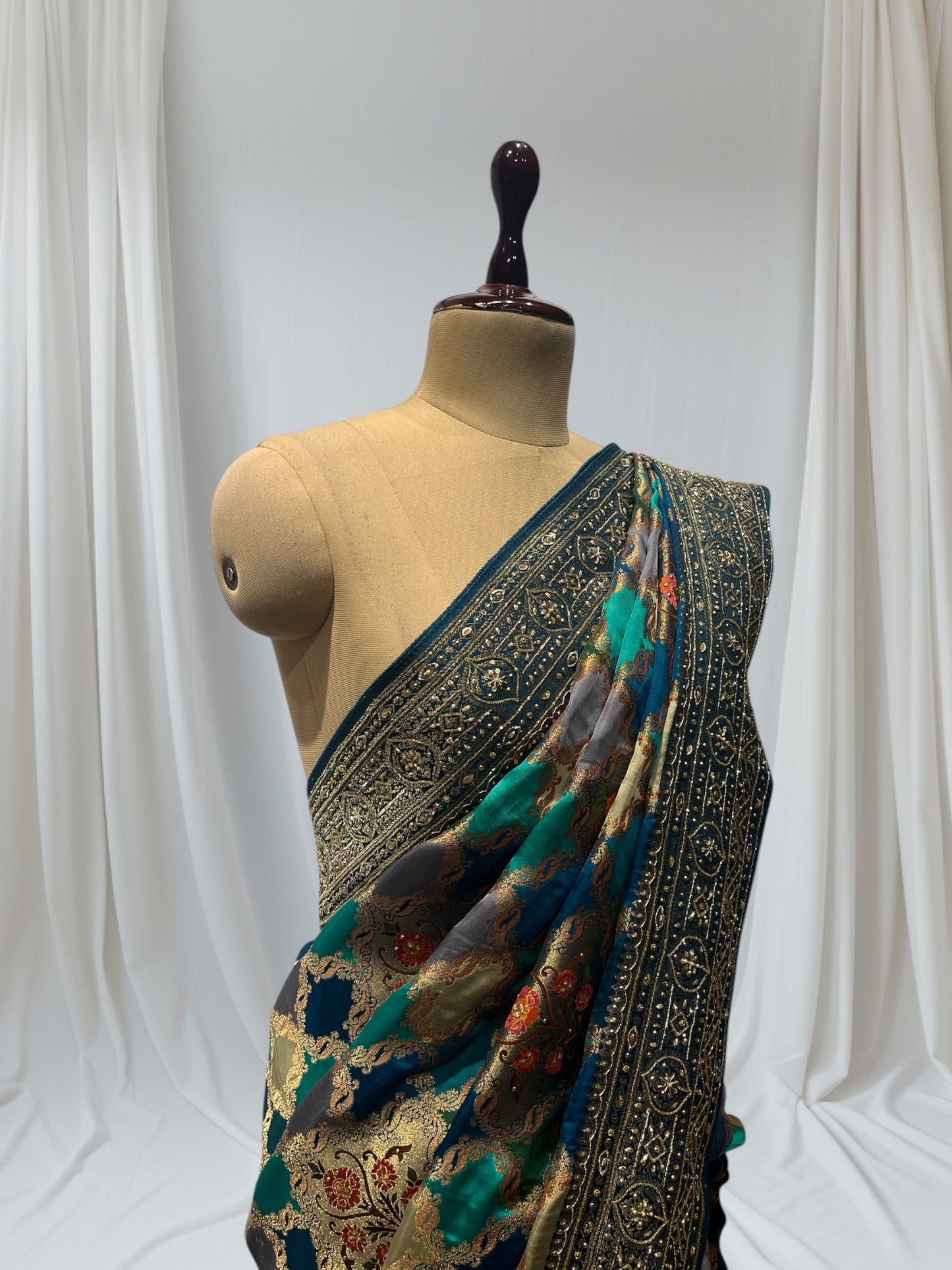 ELEGANTLY CRAFTED MULTI COLOR MODAL SILK SAREE WITH INTRICATE CUTDHANA AND ANTIQUE ZARI WEAVING, A PERFECT BLEND OF TRADITION AND LUXURY