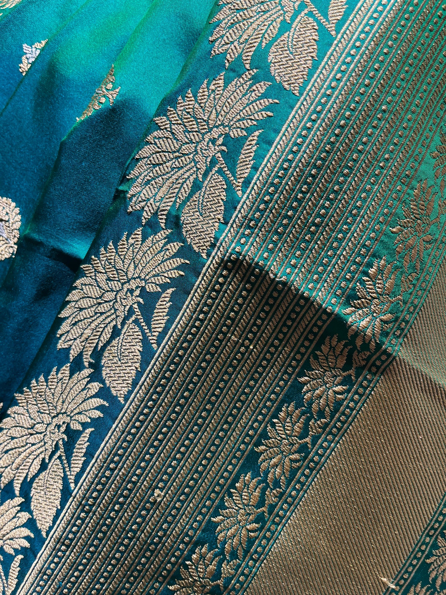 GREEN COLOUR PURE KATAN SILK BANARASI SAREE EMBELLISHED WITH ZARI WEAVES