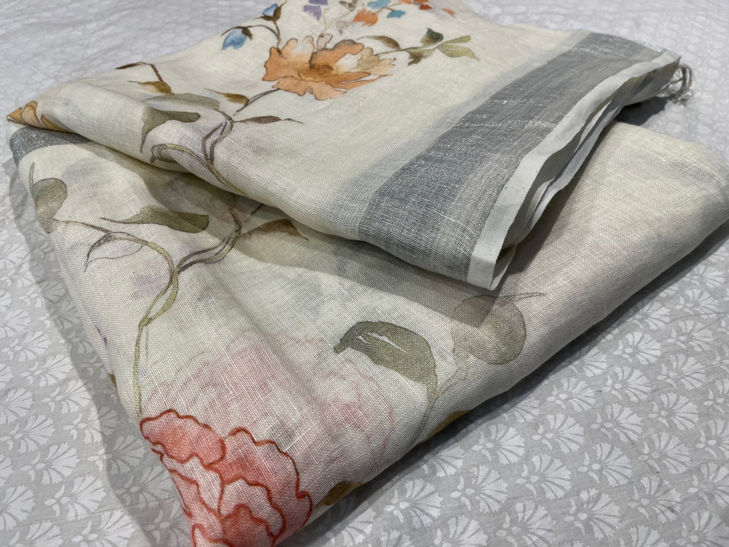 ( DELIVERY IN 25 DAYS ) WHITE COLOUR FLORAL PRINTED LINEN SAREE WITH ZARI BORDER