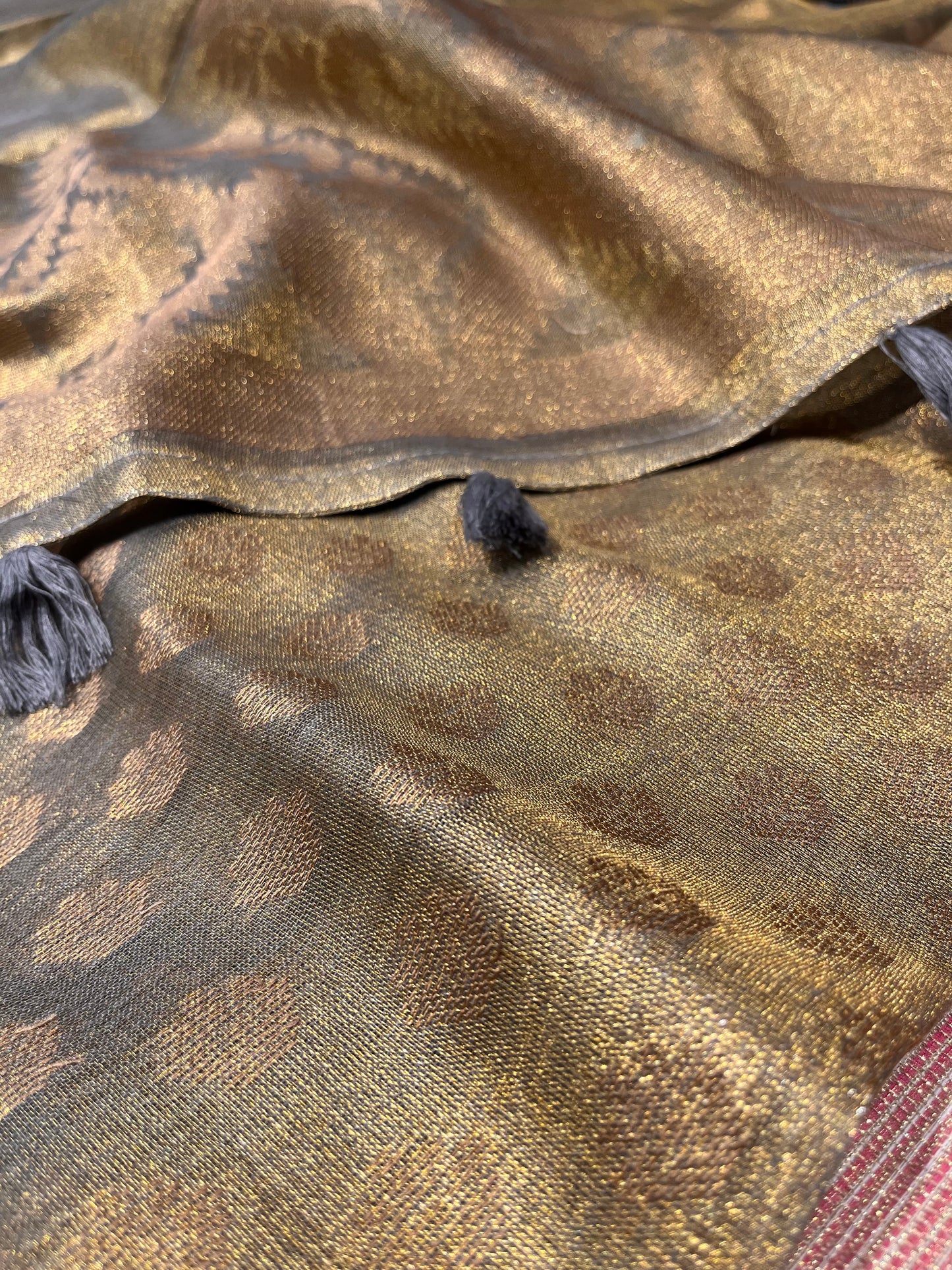 GREY COLOUR COTTON TISSUE GIFT SAREE EMBELLISHED WITH ZARI BUTA