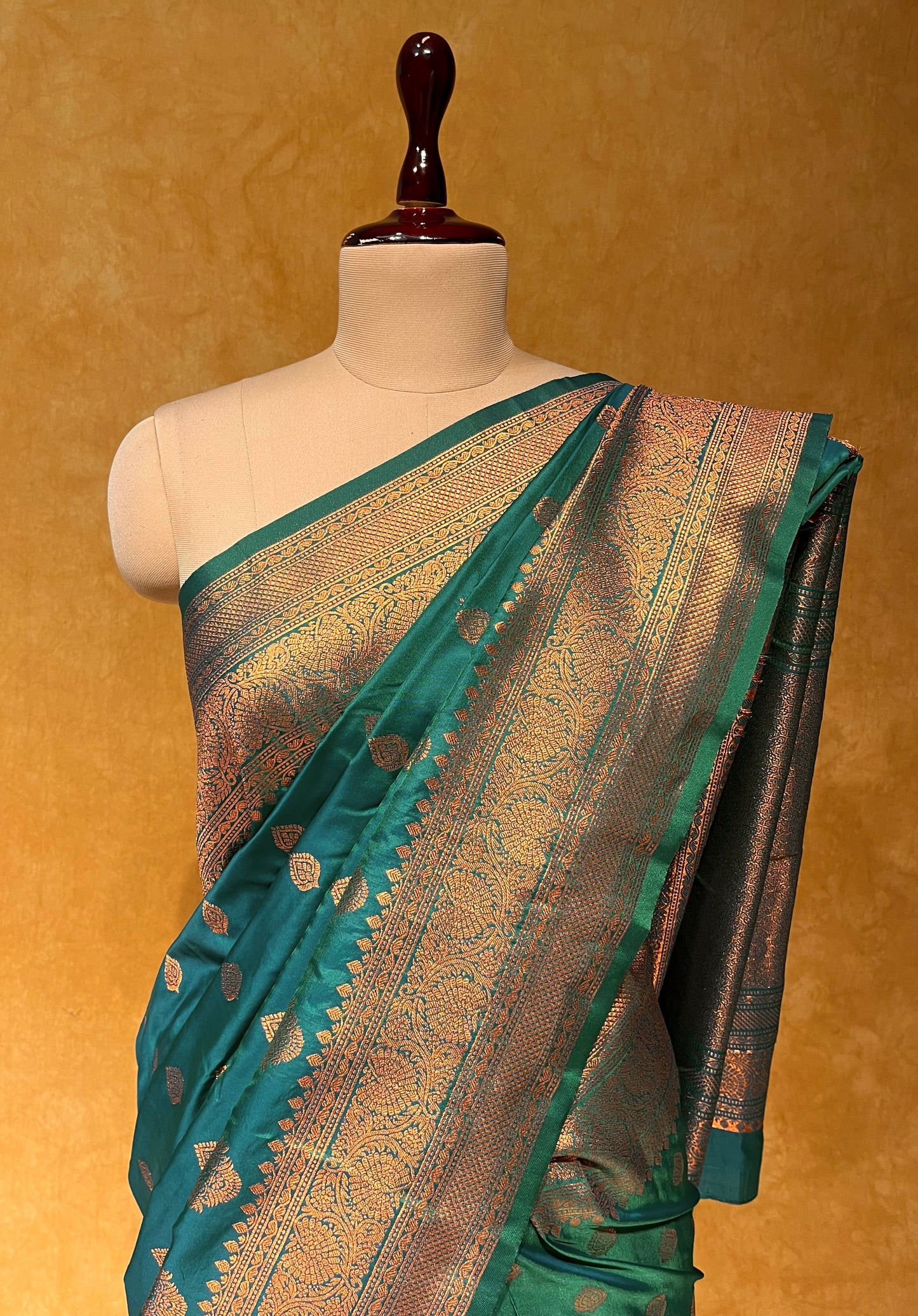 ( DELIVERY IN 25 DAYS ) GREEN COLOUR SEMI SILK BANARASI SAREE EMBELLISHED WITH ZARI WEAVES ( SEMI BANARASI SAREE )