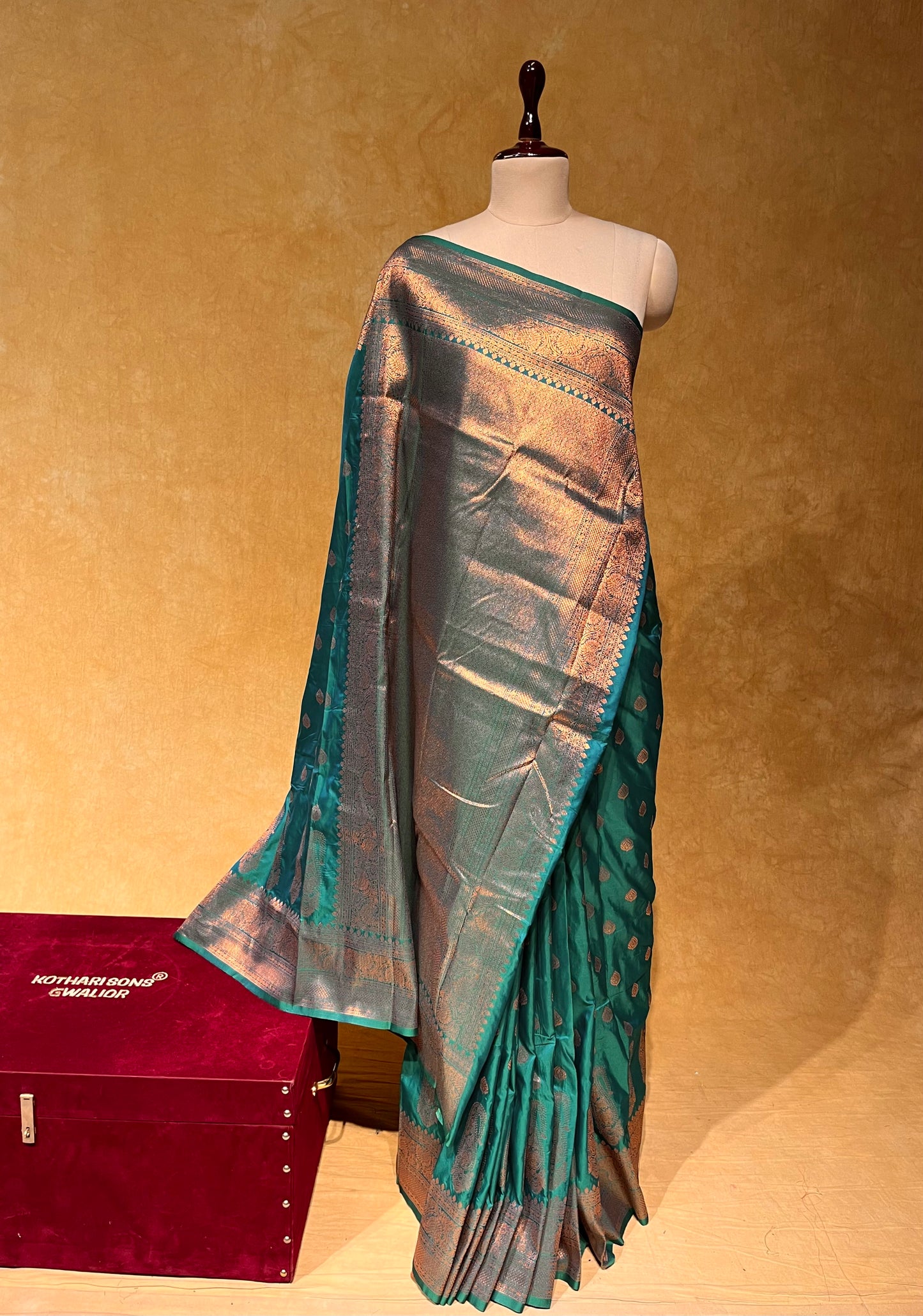 ( DELIVERY IN 25 DAYS ) GREEN COLOUR SEMI SILK BANARASI SAREE EMBELLISHED WITH ZARI WEAVES ( SEMI BANARASI SAREE )