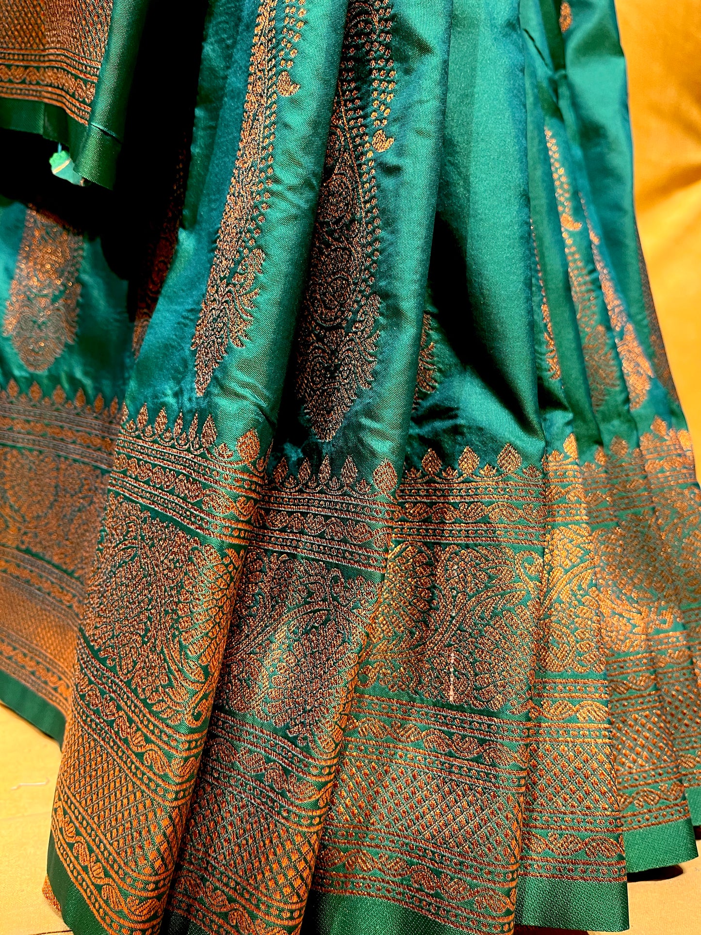 ( DELIVERY IN 25 DAYS ) GREEN COLOUR SEMI SILK BANARASI SAREE EMBELLISHED WITH ZARI WEAVES ( SEMI BANARASI SAREE )