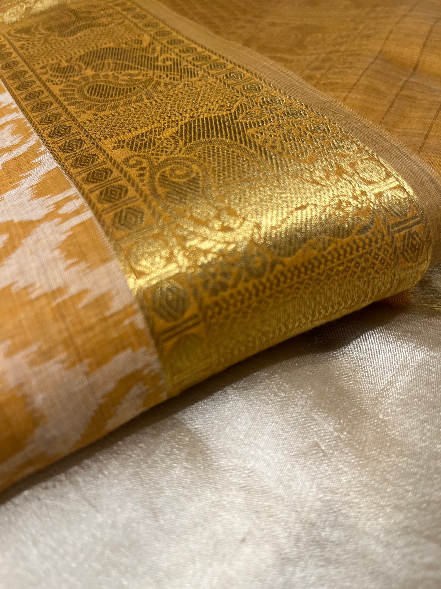 BEIGE COLOUR MUSLIN COTTON IKAT WEAVE SAREE WITH KANJIVARAM ZARI BORDER & PALLU