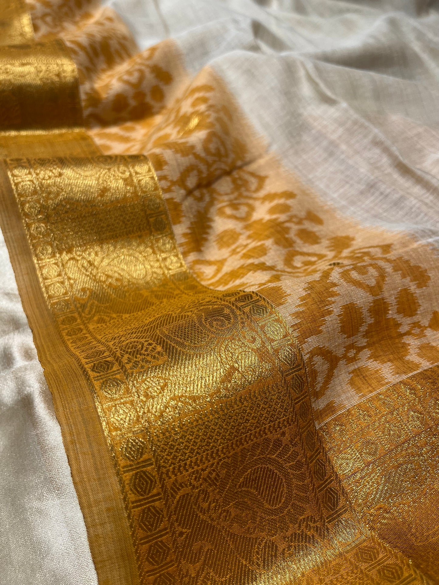 BEIGE COLOUR MUSLIN COTTON IKAT WEAVE SAREE WITH KANJIVARAM ZARI BORDER & PALLU