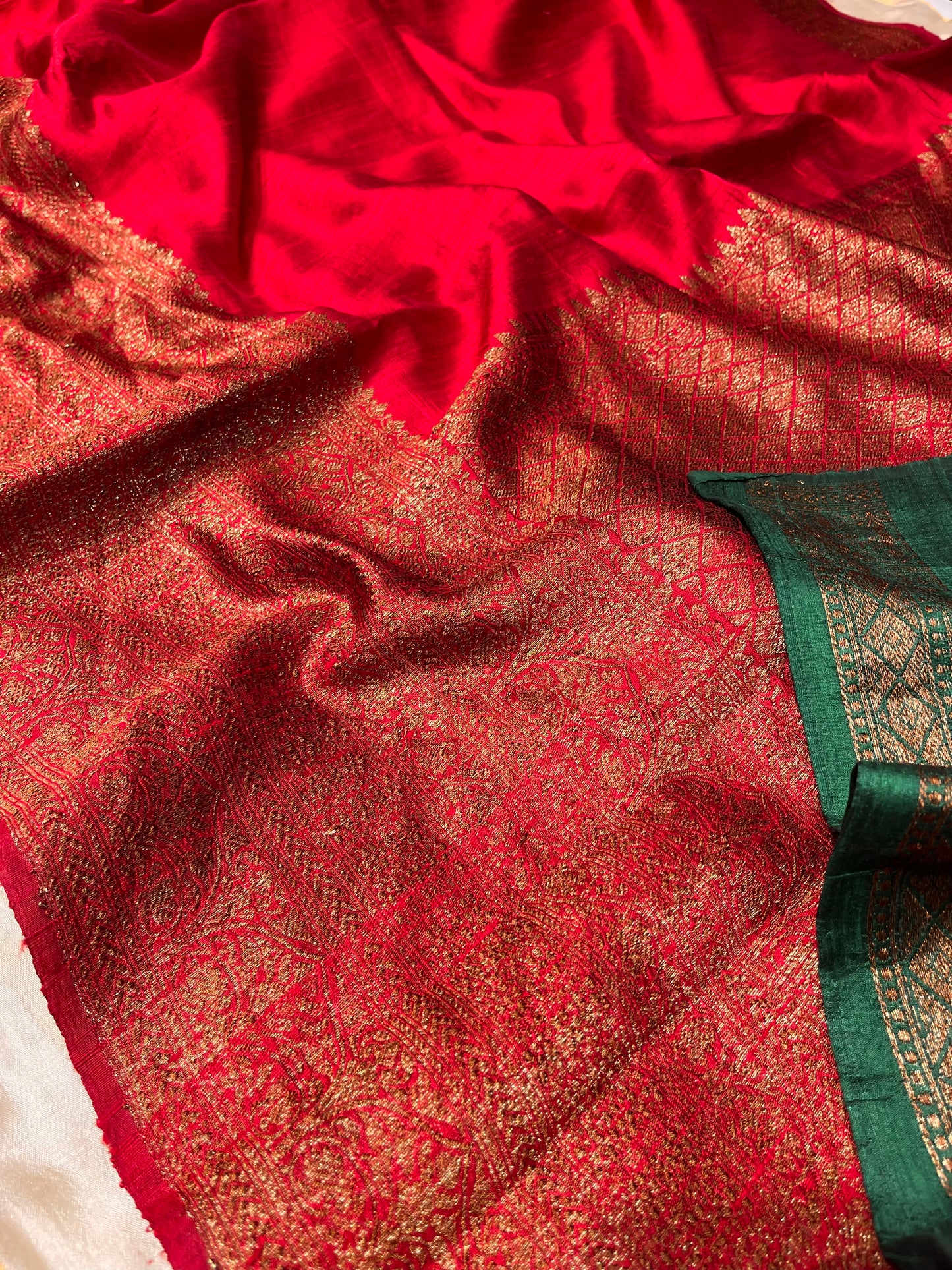 RED COLOUR KUCHAI / RAW SILK SAREE WITH BOTTLE GREEN COLOUR CONTRAST BLOUSE