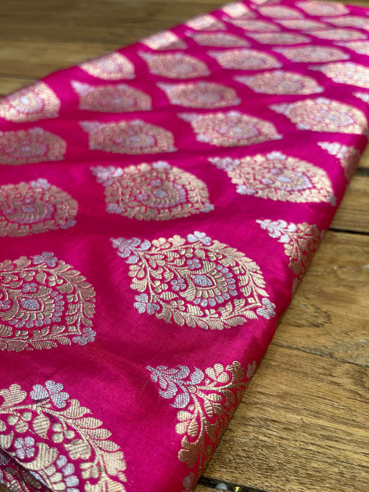 MAGENTA COLOUR PURE BANARASI HANDLOOM SILK BANARASI SAREE EMBELLISHED WITH ZARI WEAVES