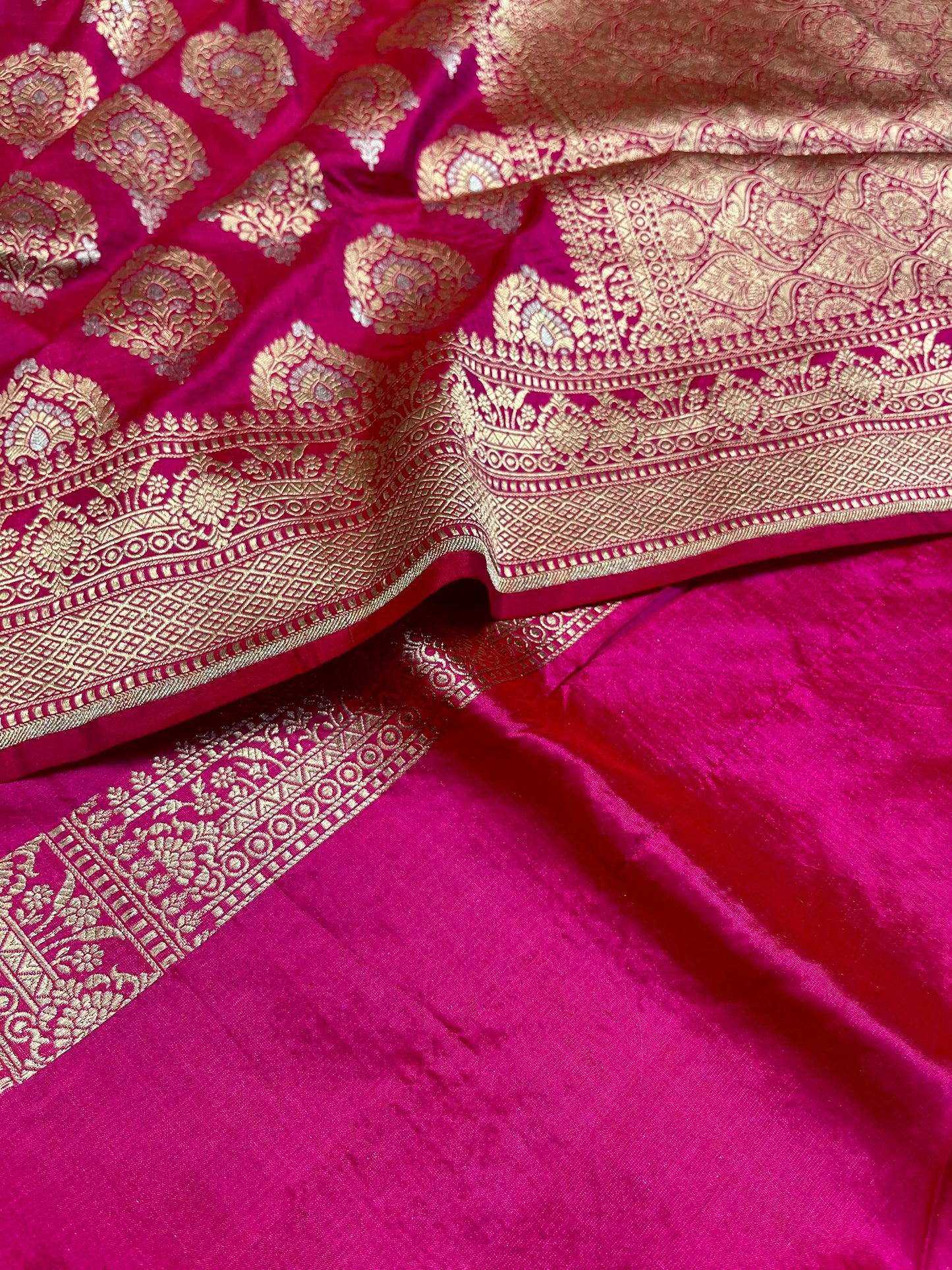 MAGENTA COLOUR PURE BANARASI HANDLOOM SILK BANARASI SAREE EMBELLISHED WITH ZARI WEAVES - Kothari Sons