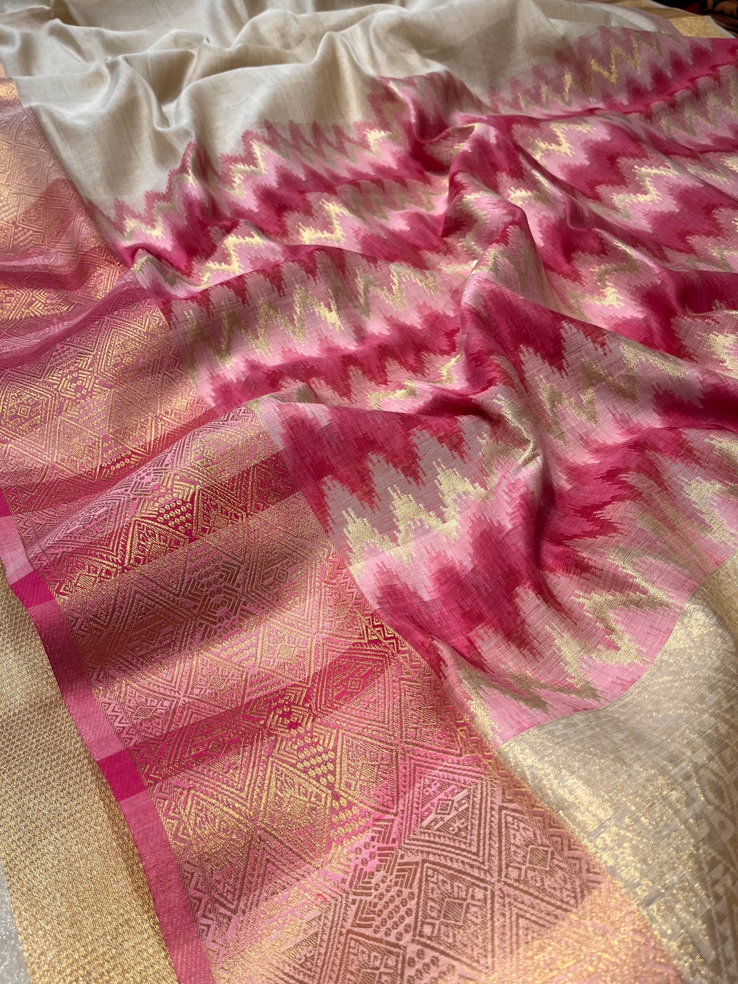 BEIGE & PINK COLOUR JAMDANI MUSLIN ZIG-ZAG PATTERN SAREE