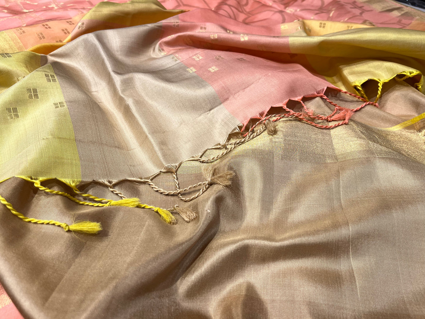 PEACH COLOUR PURE DHARMAVARAM SILK SAREE EMBELLISHED WITH ZARI WEAVES