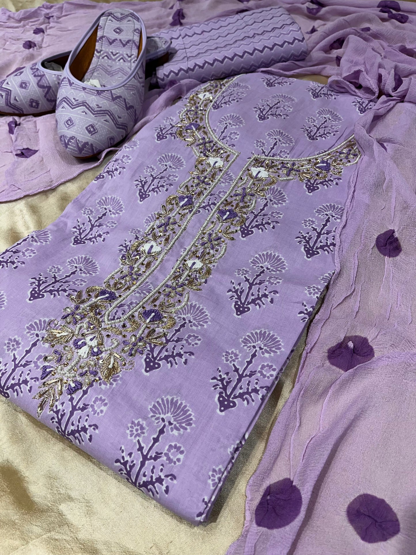 LAVENDER COLOUR COTTON UNSTITCHED SUIT WITH CHIFFON DUPATTA & JUTTI
