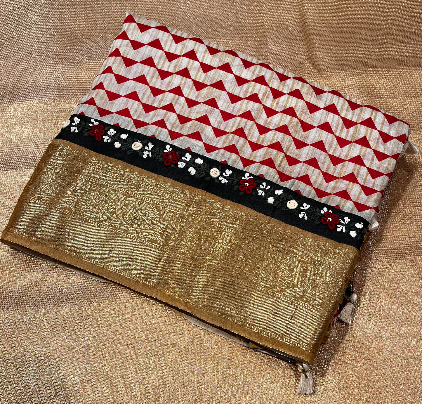 WHITE COLOUR MUSLIN SAREE WITH ZARI BORDER & CONTRAST BLOUSE EMBELLISHED WITH FRENCH KNOT EMBROIDERY