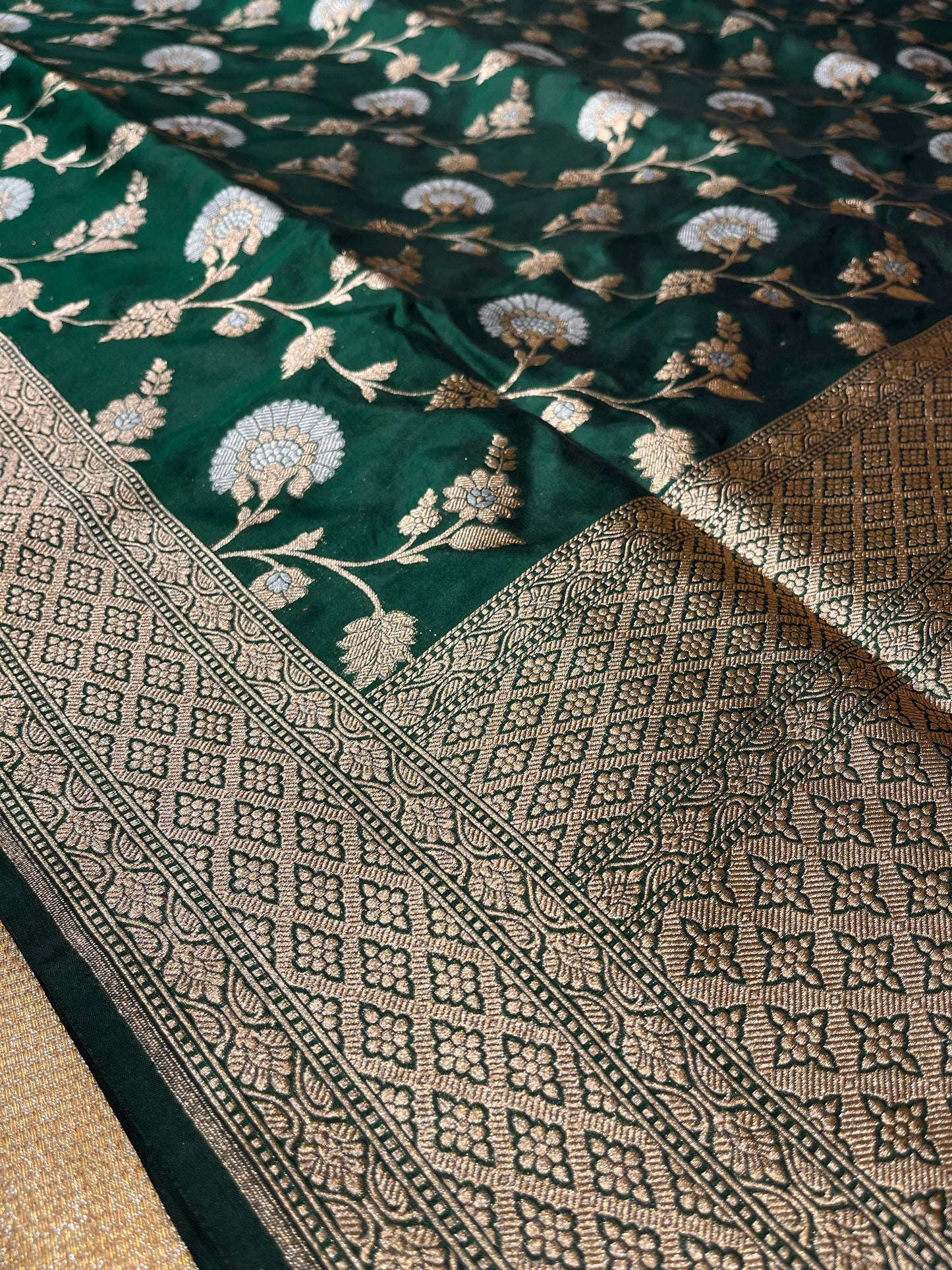 BOTTLE GREEN COLOUR SILK BANARASI SAREE EMBELLISHED WITH ZARI WEAVES