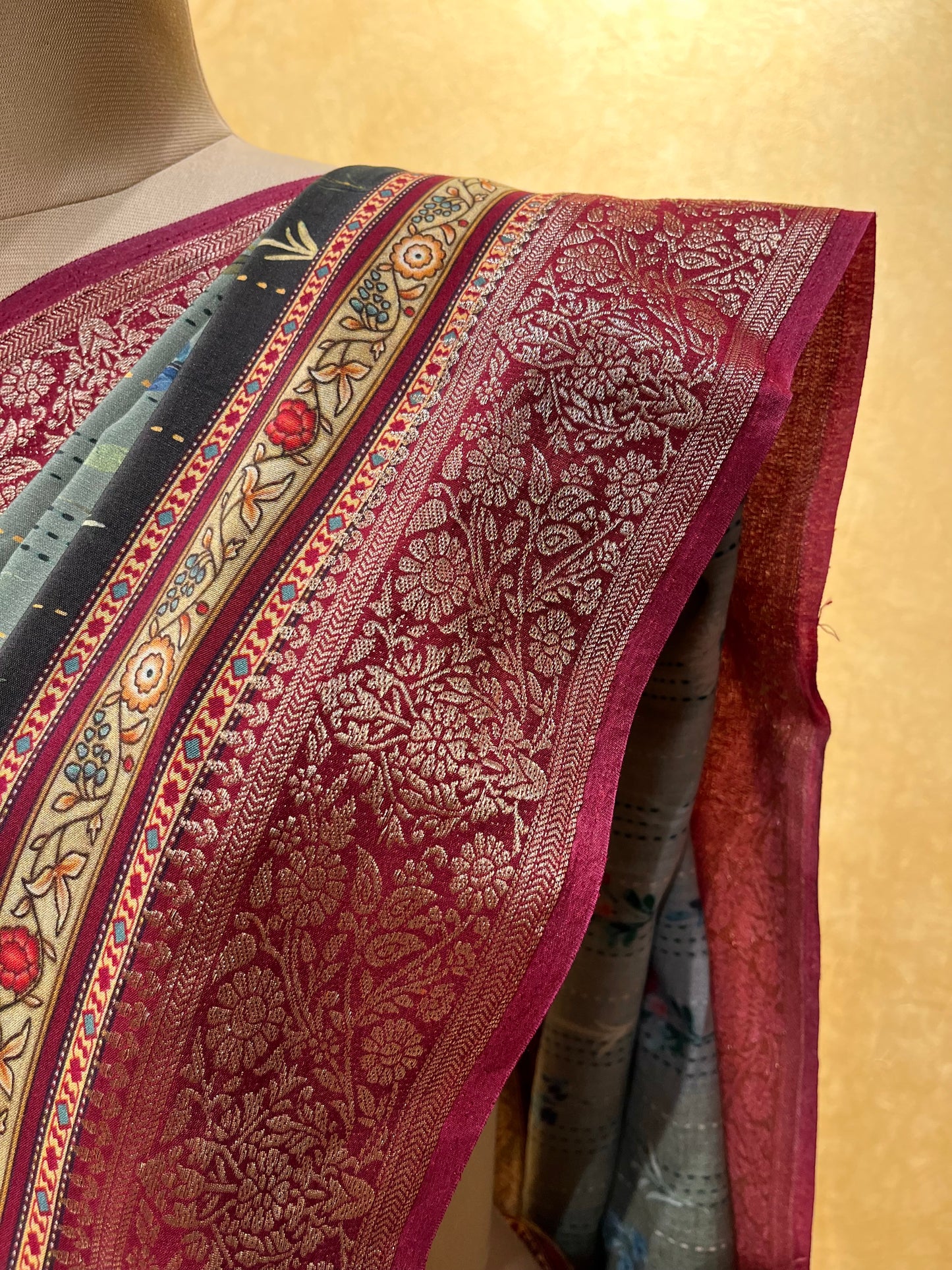 GREY COLOUR PRINTED DOLA SILK SAREE WITH ZARI BORDER