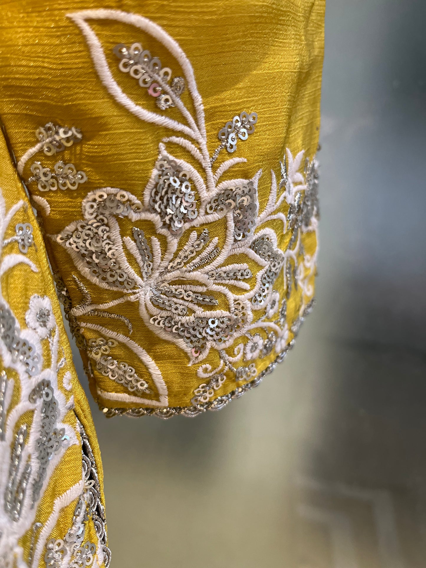 MAUVE COLOR ORGANZA TISSUE HAND EMBROIDERED SAREE EMBELLISHED WITH SEQUINS & CUTDANA WORK