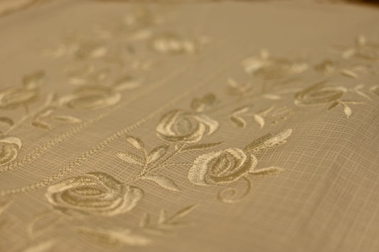 OFF-WHITE KOTA DORIA PARSI EMBROIDERED UNSTITCHED SUIT WITH COTTON BOTTOM