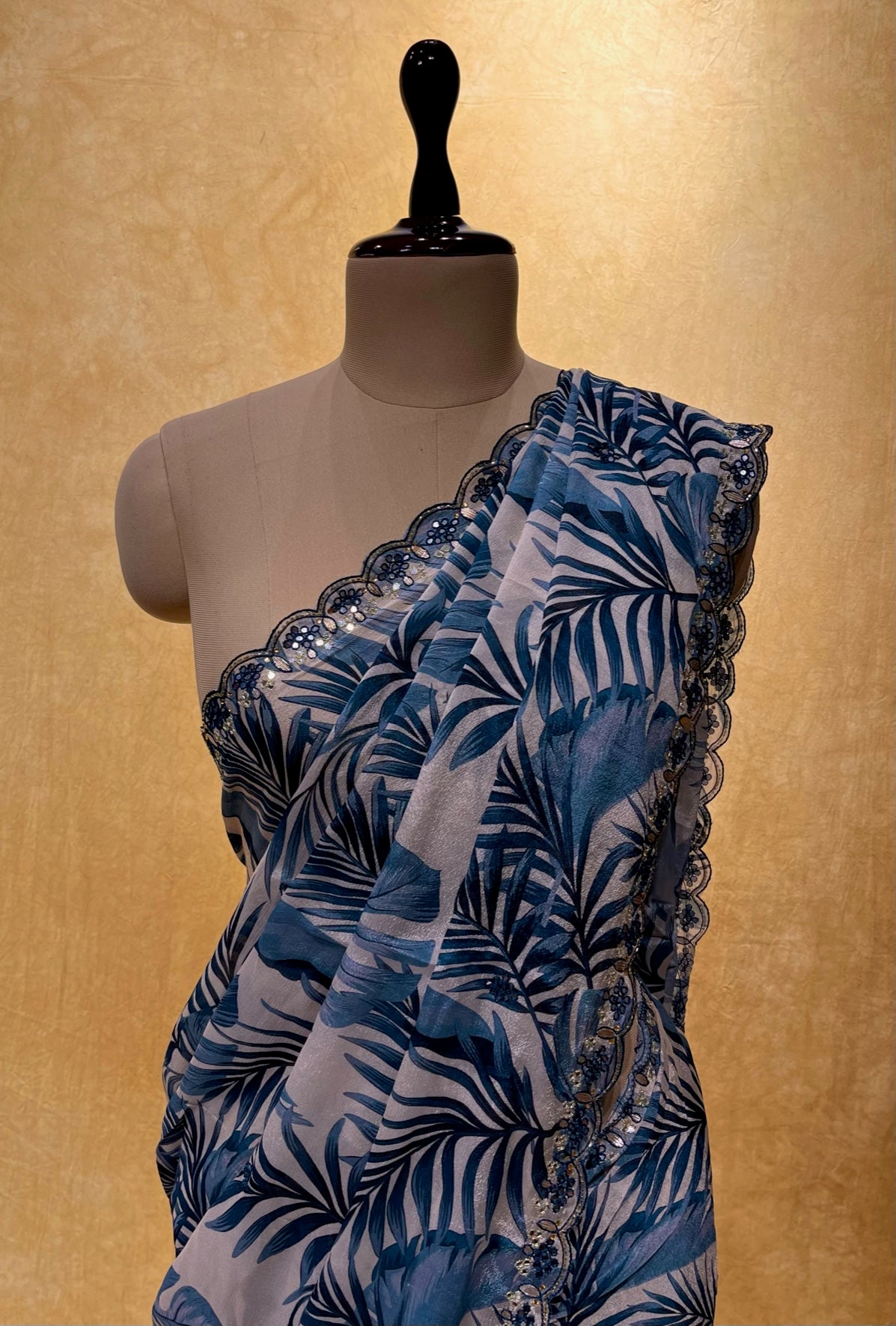 GREY COLOUR CHINON PRINTED SCALLOPED BORDER SAREE EMBELLISHED WITH