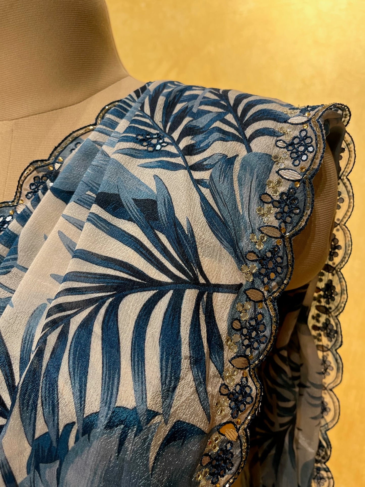 GREY COLOUR CHINON PRINTED SCALLOPED BORDER SAREE EMBELLISHED WITH