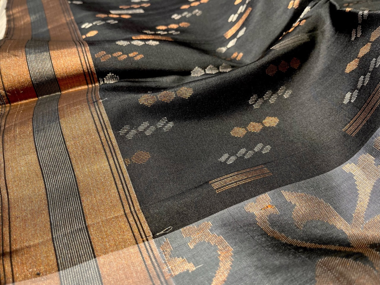 BLACK COLOUR PURE DHARMAVARAM SILK SAREE WITH ZARI BORDER & CONTRAST ZARI PALLA