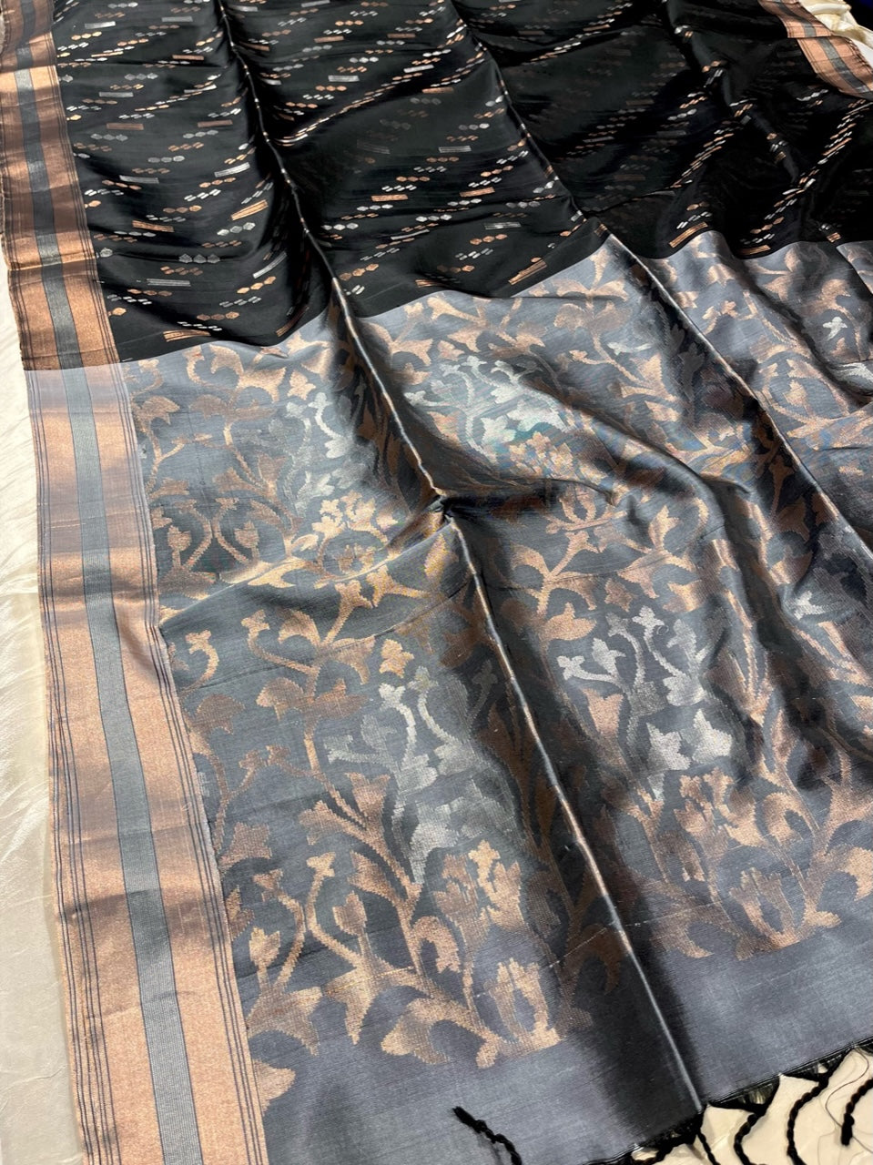 BLACK COLOUR PURE DHARMAVARAM SILK SAREE WITH ZARI BORDER & CONTRAST ZARI PALLA