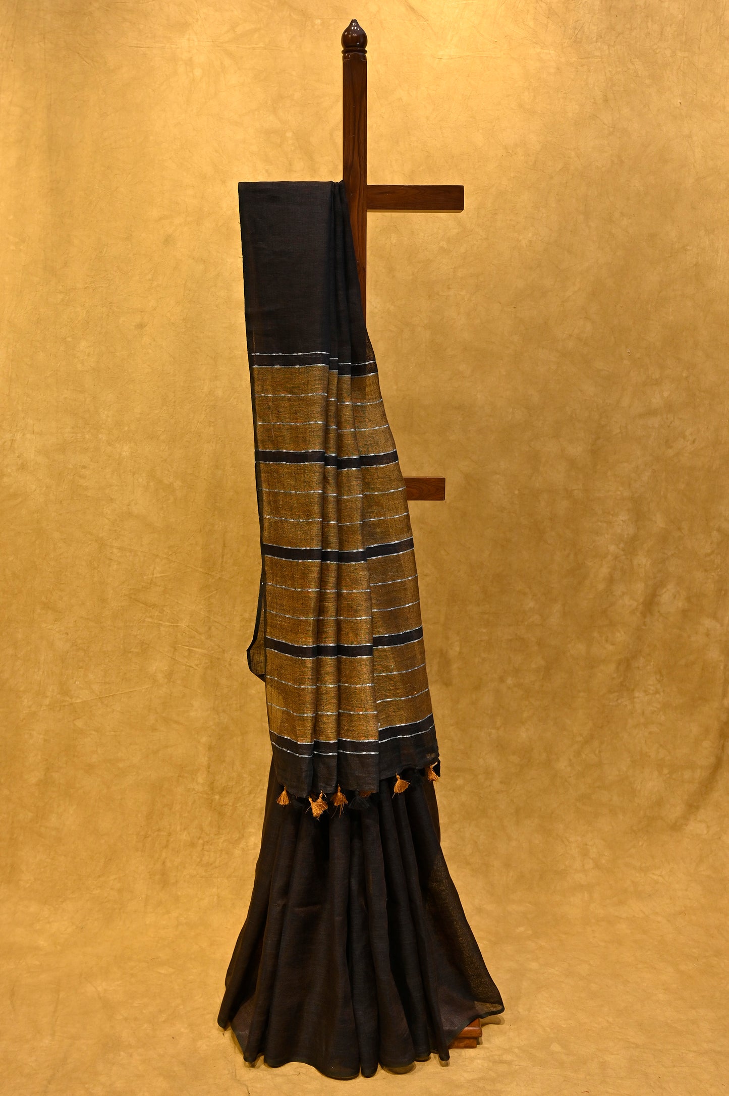 BROWN LINEN SAREE WITH CONTRAST PALLA - Kothari Sons