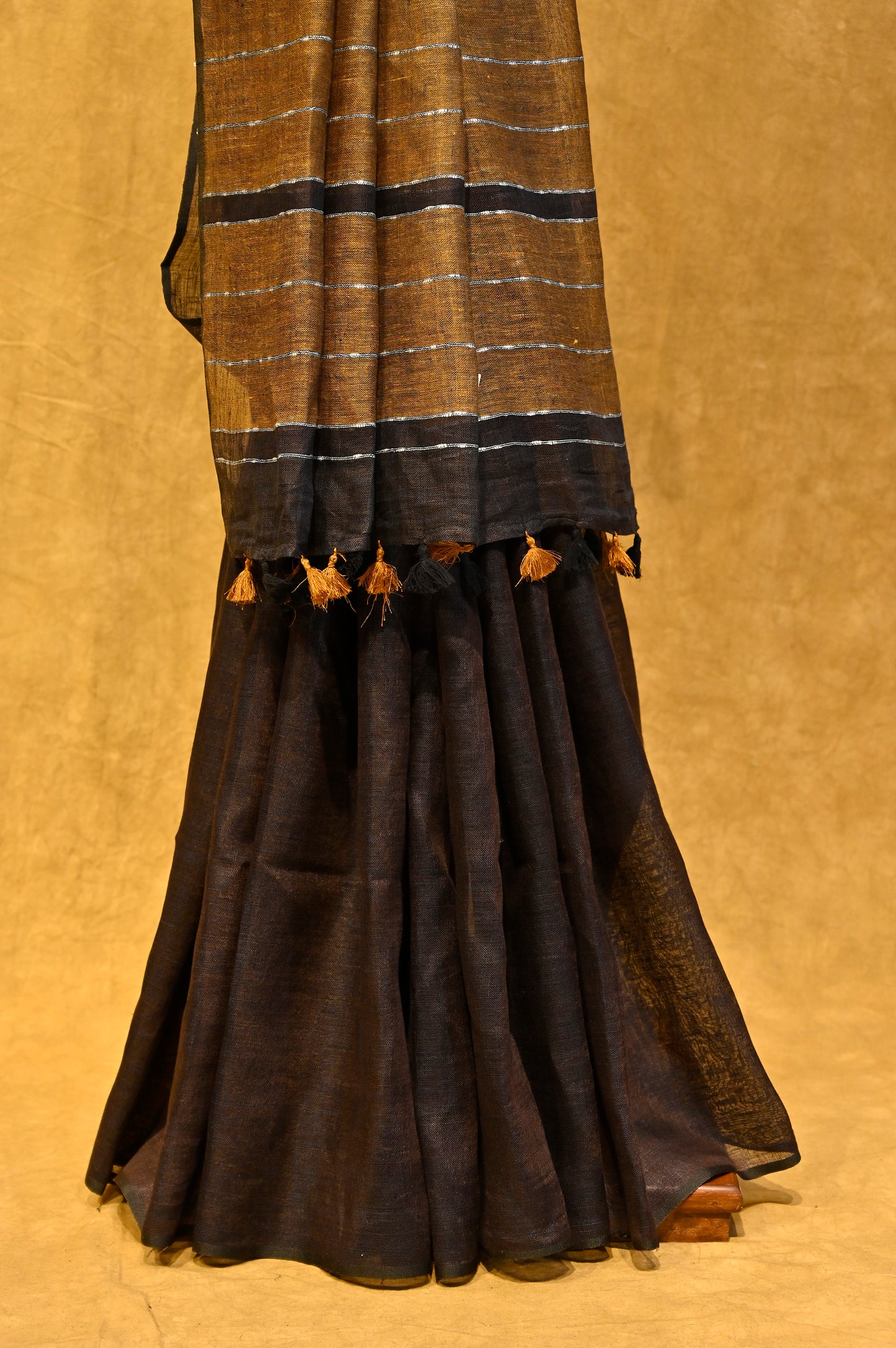 BROWN LINEN SAREE WITH CONTRAST PALLA - Kothari Sons