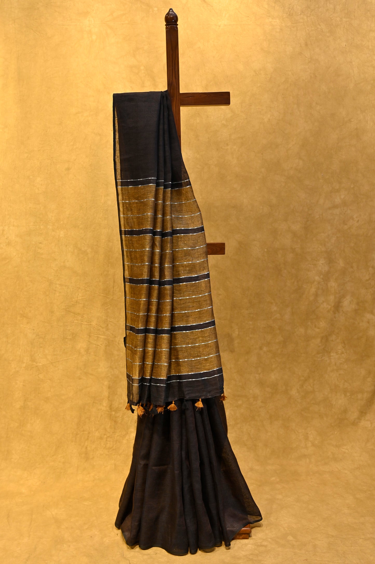 BROWN LINEN SAREE WITH CONTRAST PALLA - Kothari Sons