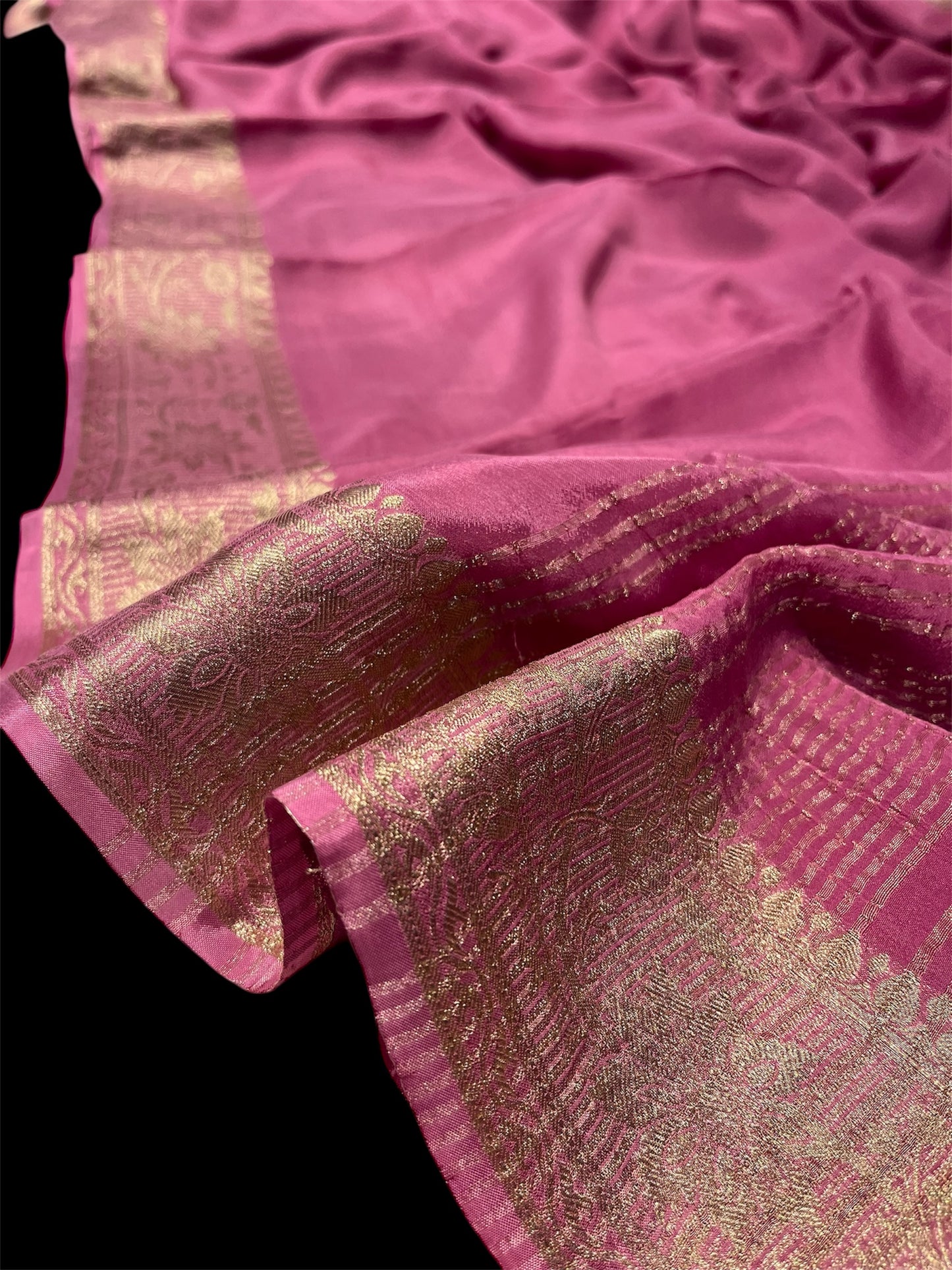 TURKISH ROSE COLOUR PLAIN CHINON SAREE WITH GOLDEN ZARI WOVEN BORDER AND CREPE BLOUSE (DELIVERY IN 20 DAYS)
