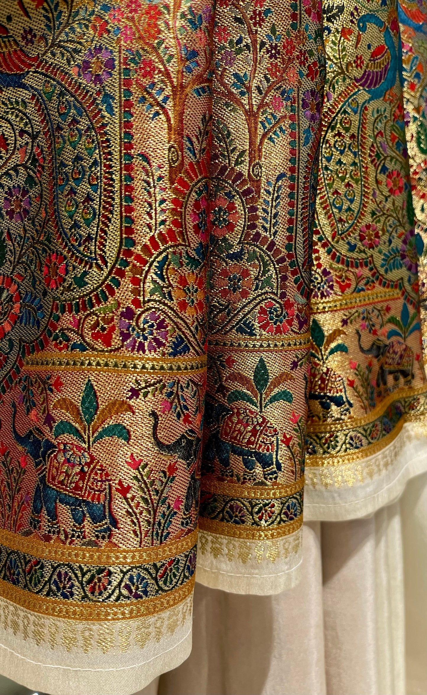 IVORY COLOUR WOVEN PICHWAI ART PLANT-BASED SILK SAREE WITH RICH ZARI WORK IN BORDER, PALLA AND BLOUSE