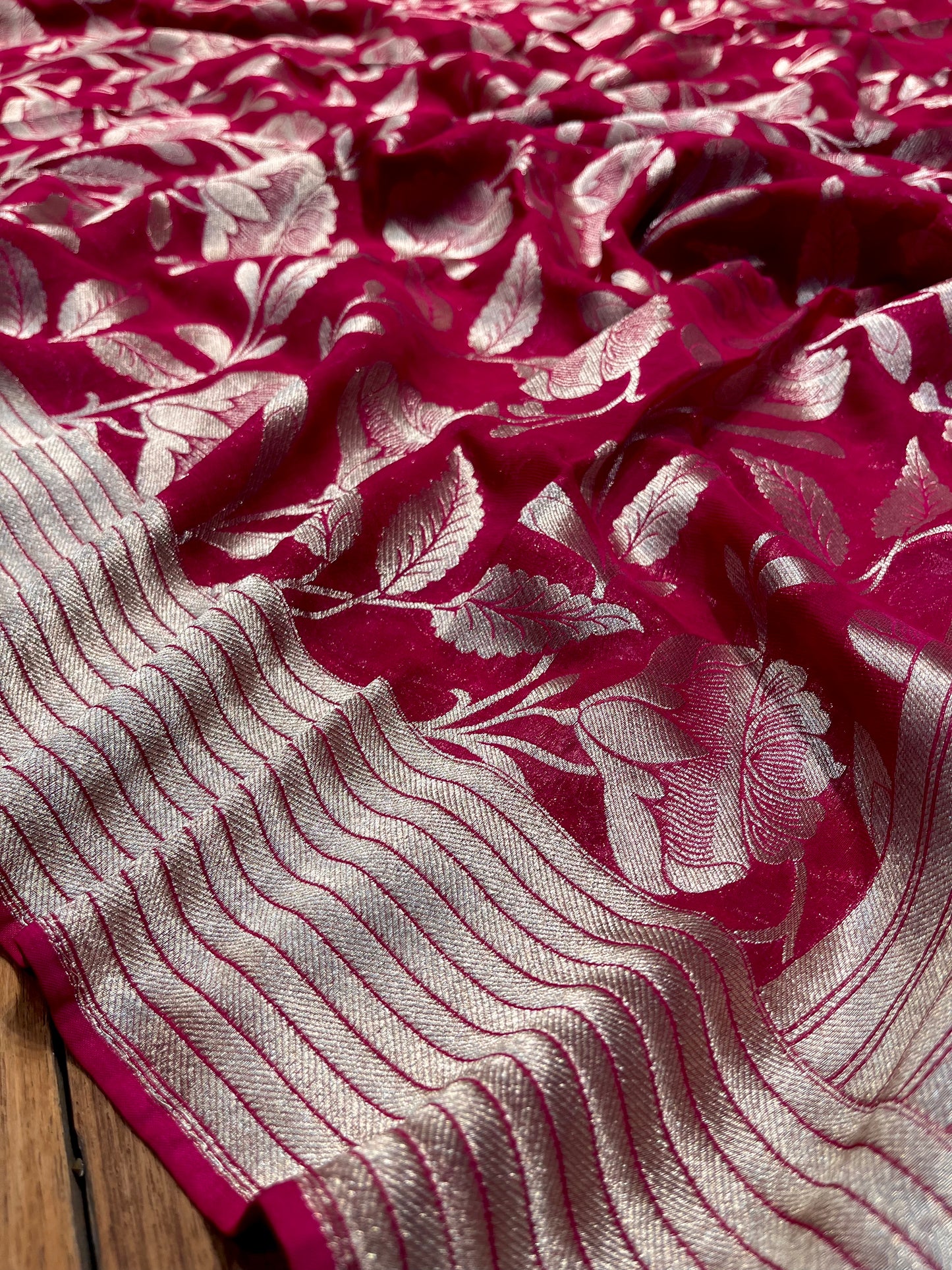 BERRY COLOUR SILVER ZARI WEAVED GEORGETTE KHADDI SAREE WITH PLAIN BLOUSE AND BORDER - Kothari Sons