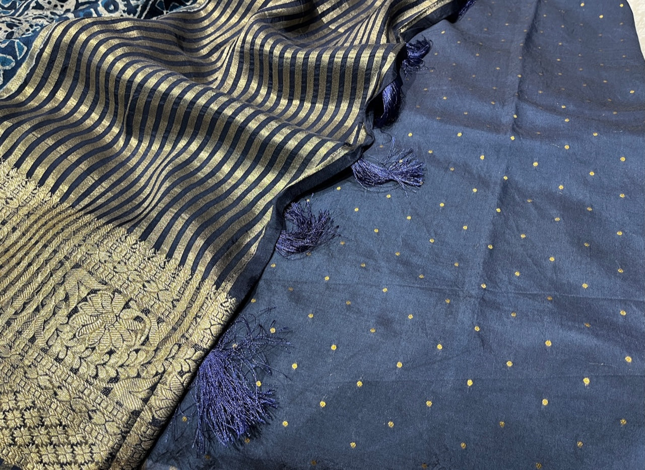 (DELIVERY IN 25 DAYS) NAVY BLUE COLOUR MUSLIN SILK SAREE WITH ZARI BORDER