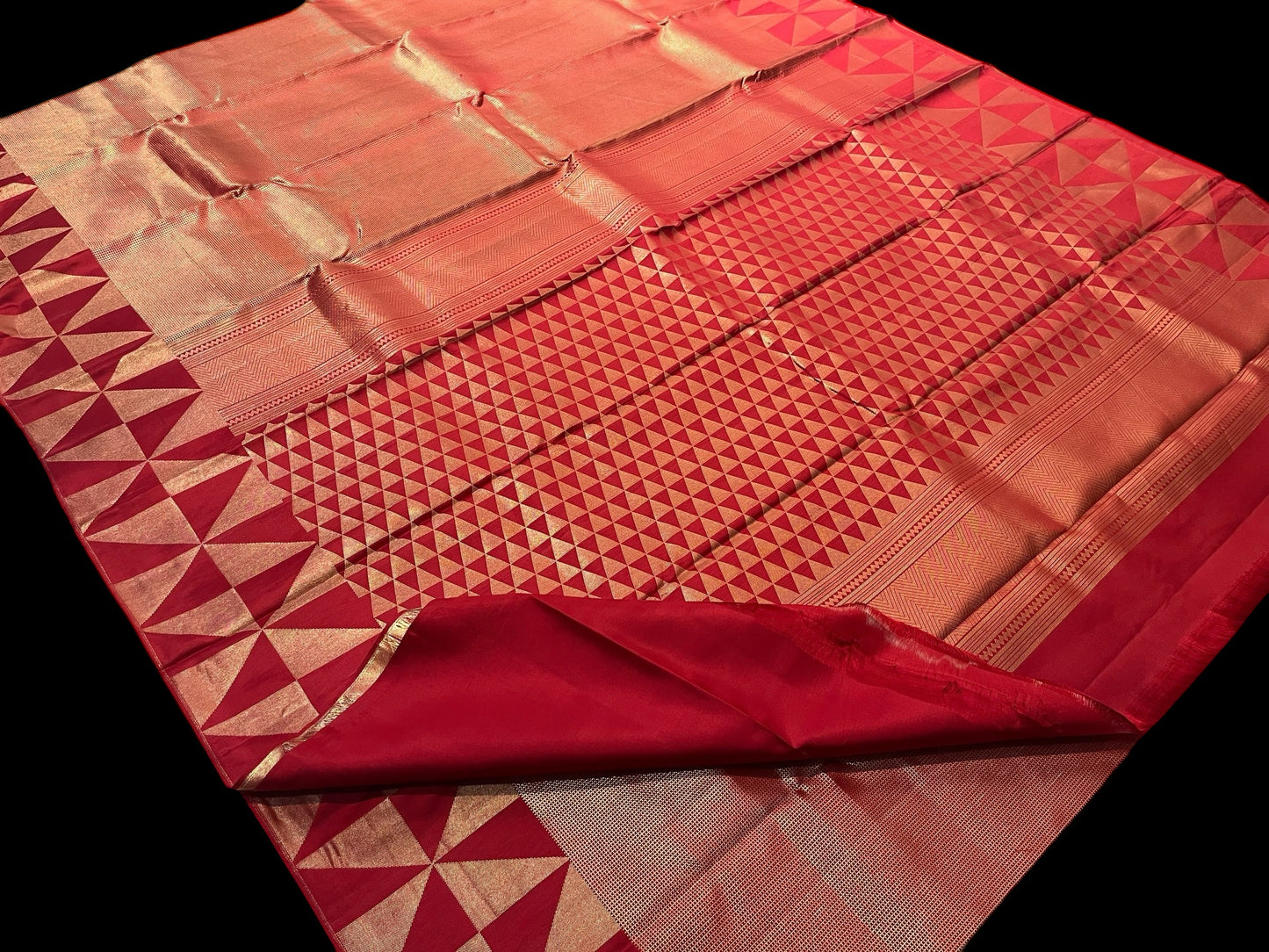 EXQUISITE RED PURE KANJIVARM SILK SAREE WITH GOLD ZARI WORK TRADITIONAL ELEGANCE IN LUXURIOUS