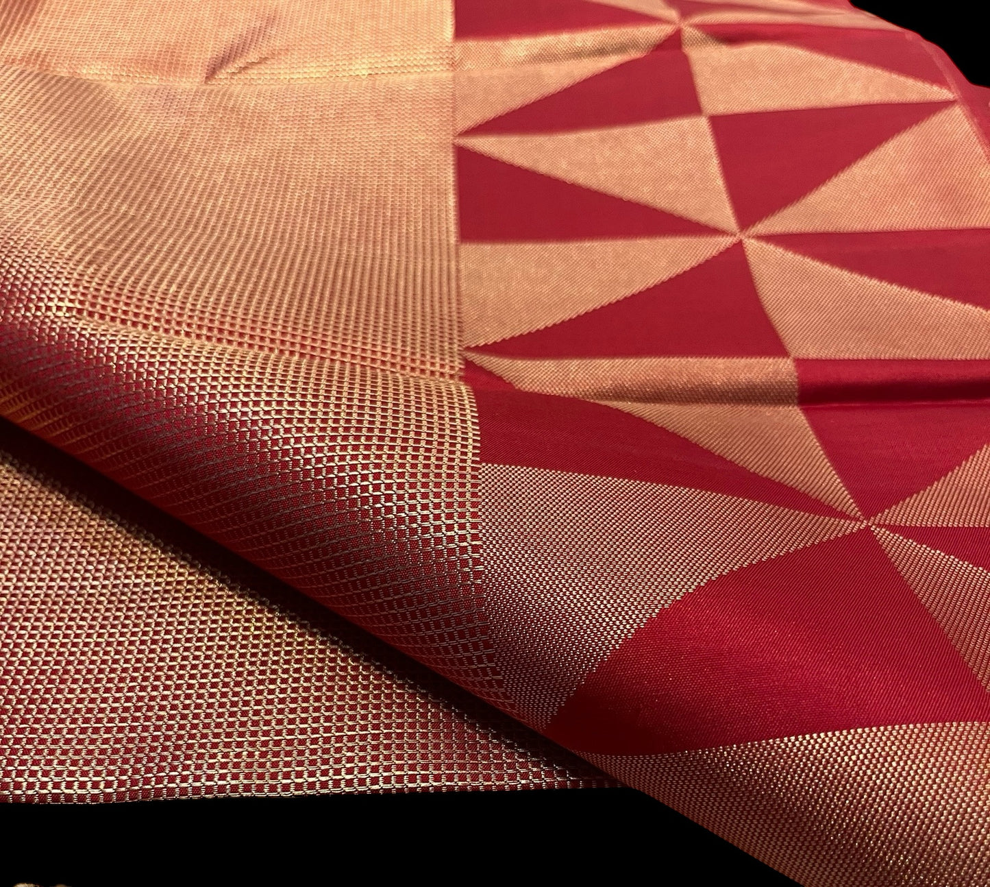 EXQUISITE RED PURE KANJIVARM SILK SAREE WITH GOLD ZARI WORK TRADITIONAL ELEGANCE IN LUXURIOUS