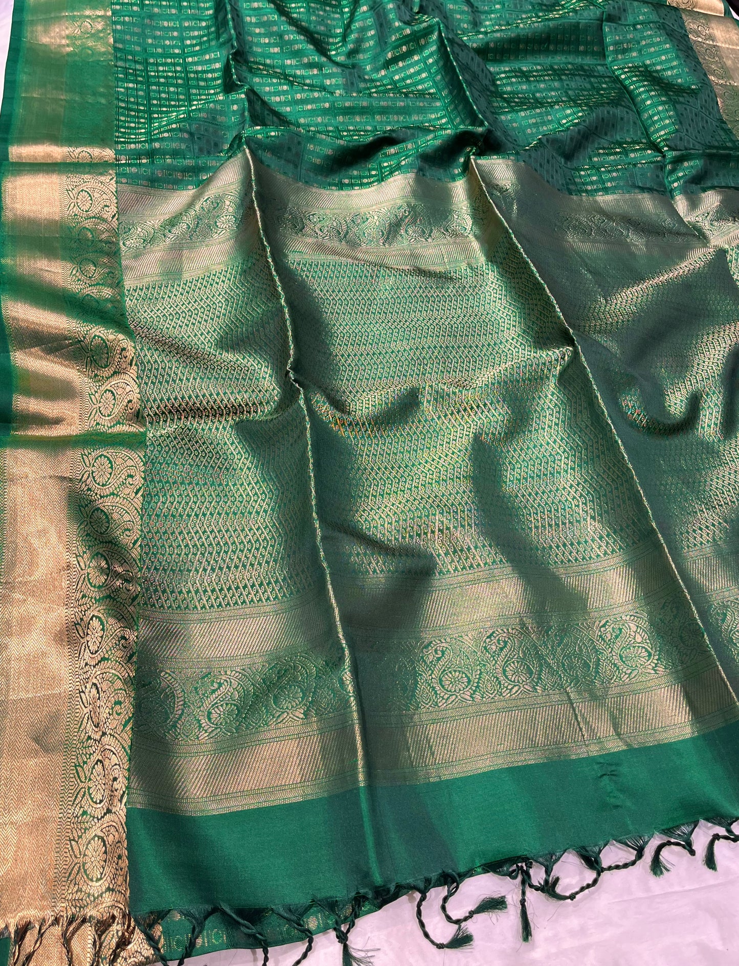 GREEN COLOUR PURE SILK KANJIVARAM SAREE EMBELLISHED WITH ZARI WEAVES