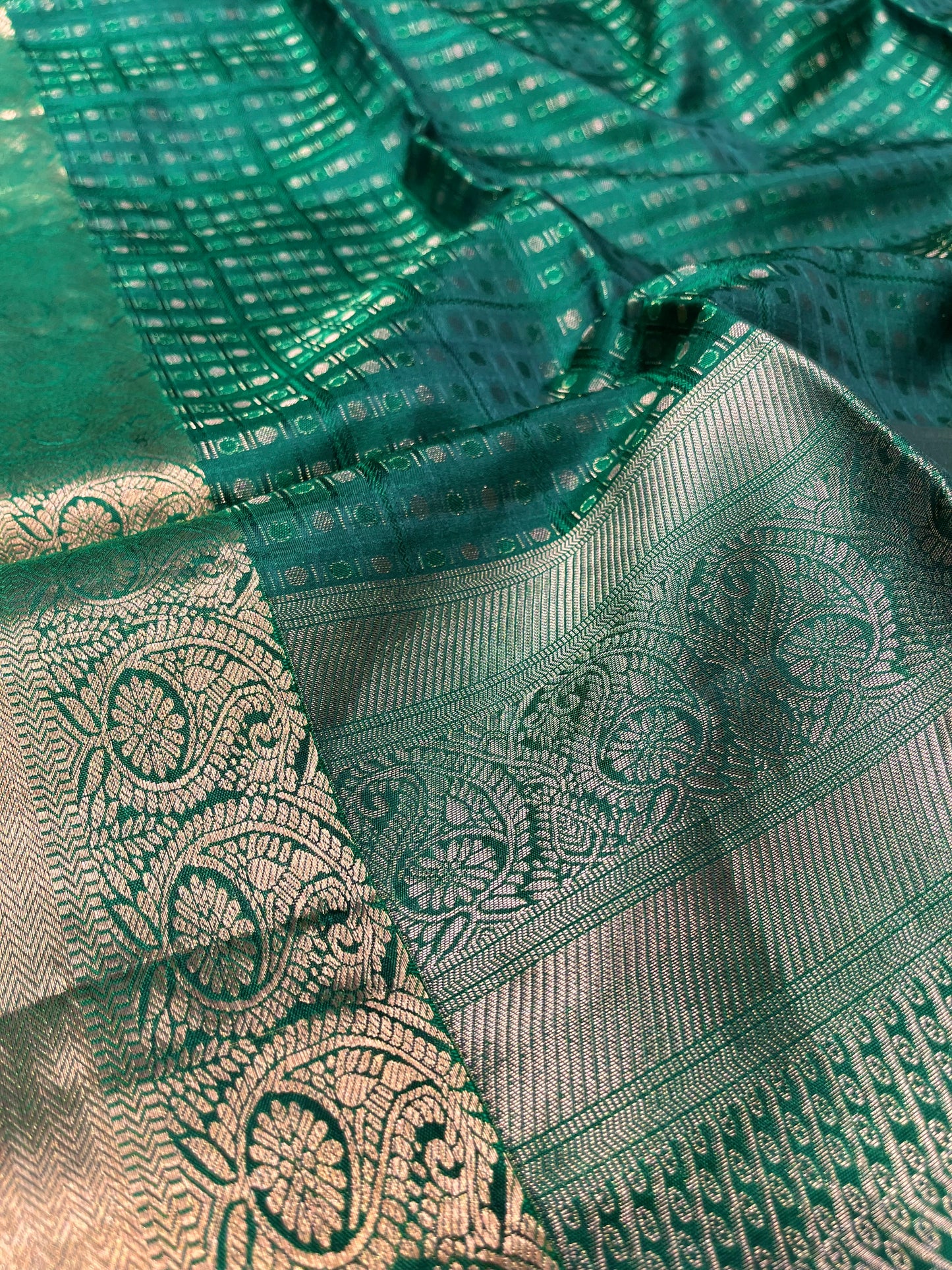 GREEN COLOUR PURE SILK KANJIVARAM SAREE EMBELLISHED WITH ZARI WEAVES