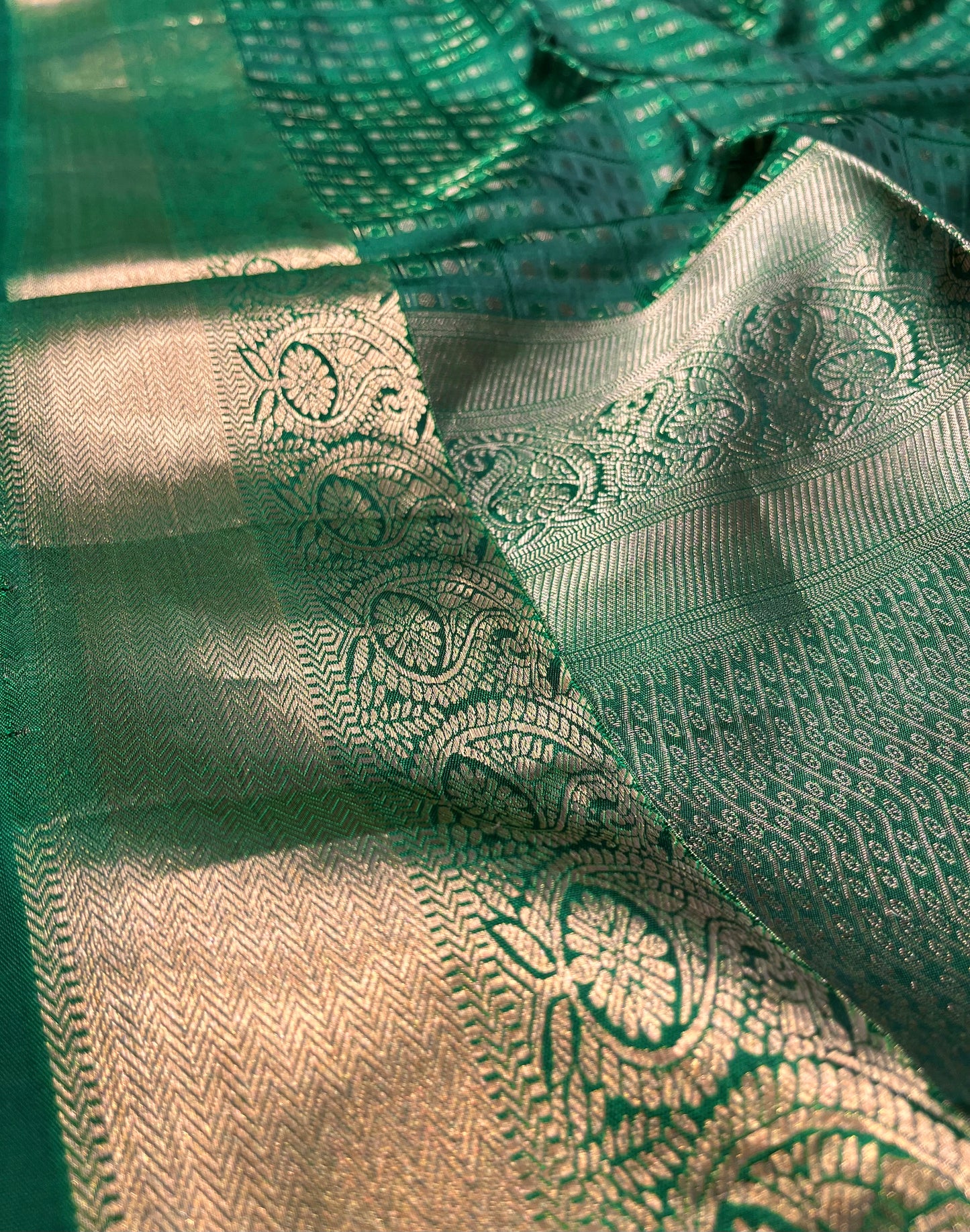 GREEN COLOUR PURE SILK KANJIVARAM SAREE EMBELLISHED WITH ZARI WEAVES