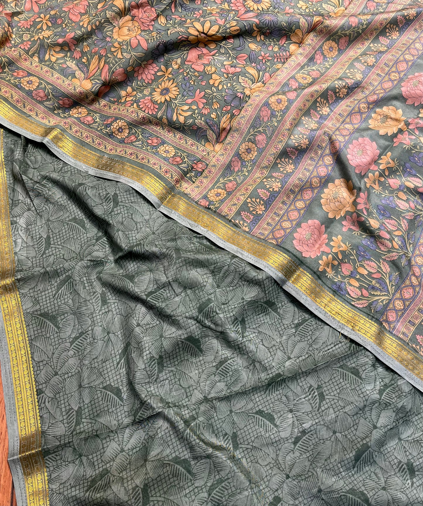 SMOKE GREY ART CREPE SILK PRINTED SAREE WITH ZARI BORDER (DELIVERY TIME 15 DAYS)