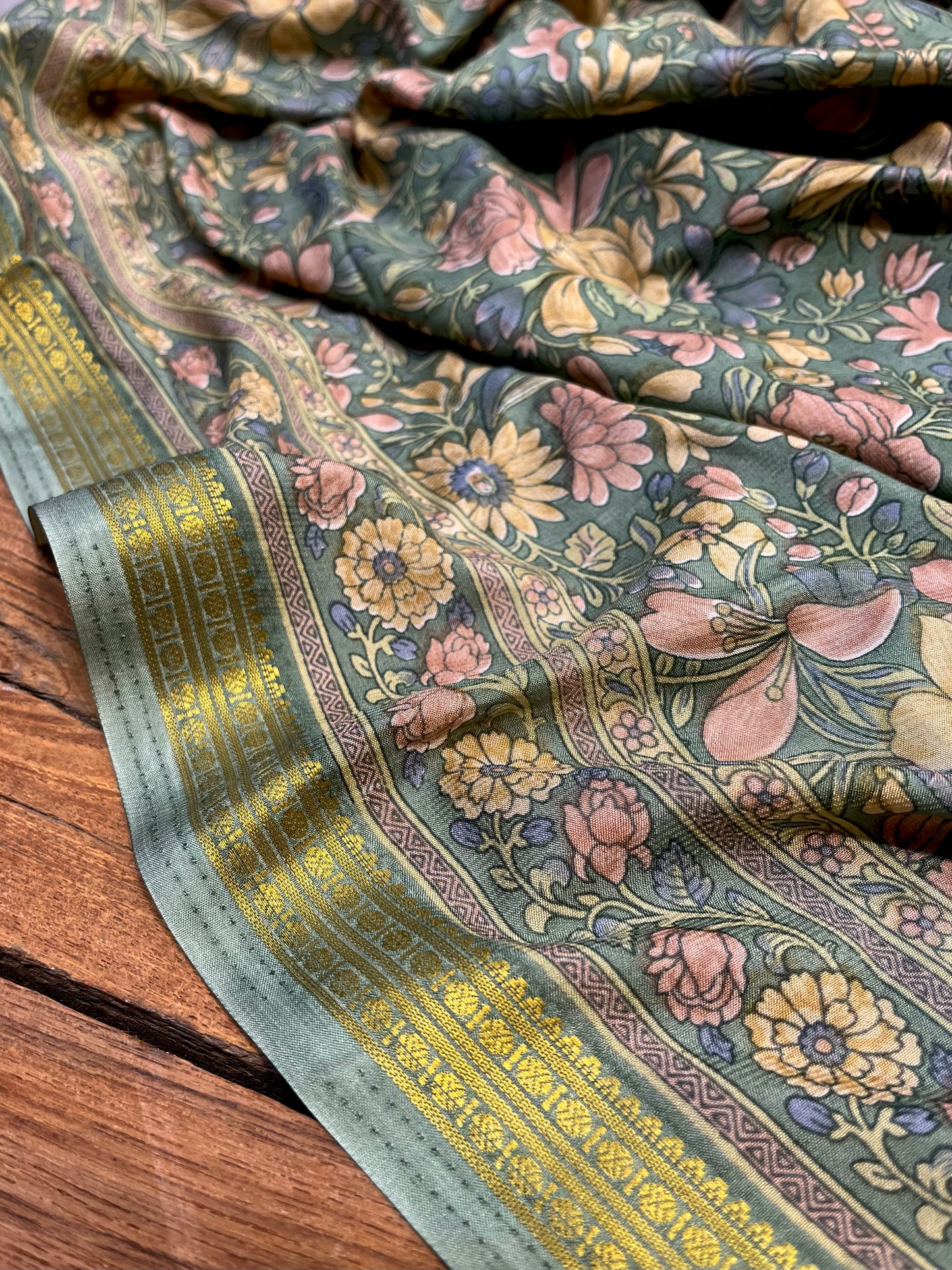 SMOKE GREY ART CREPE SILK PRINTED SAREE WITH ZARI BORDER (DELIVERY TIME 15 DAYS)